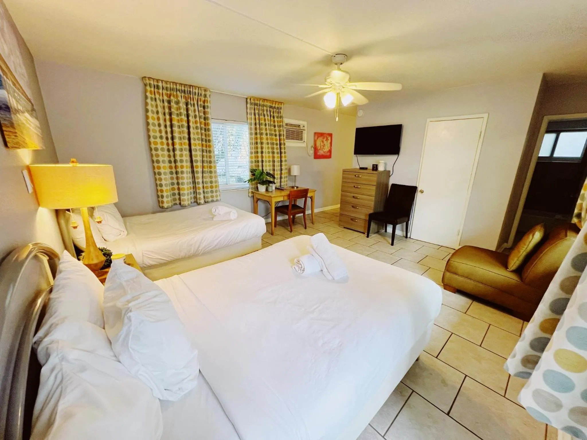 Bed in Great Escape Apartments By Lowkl