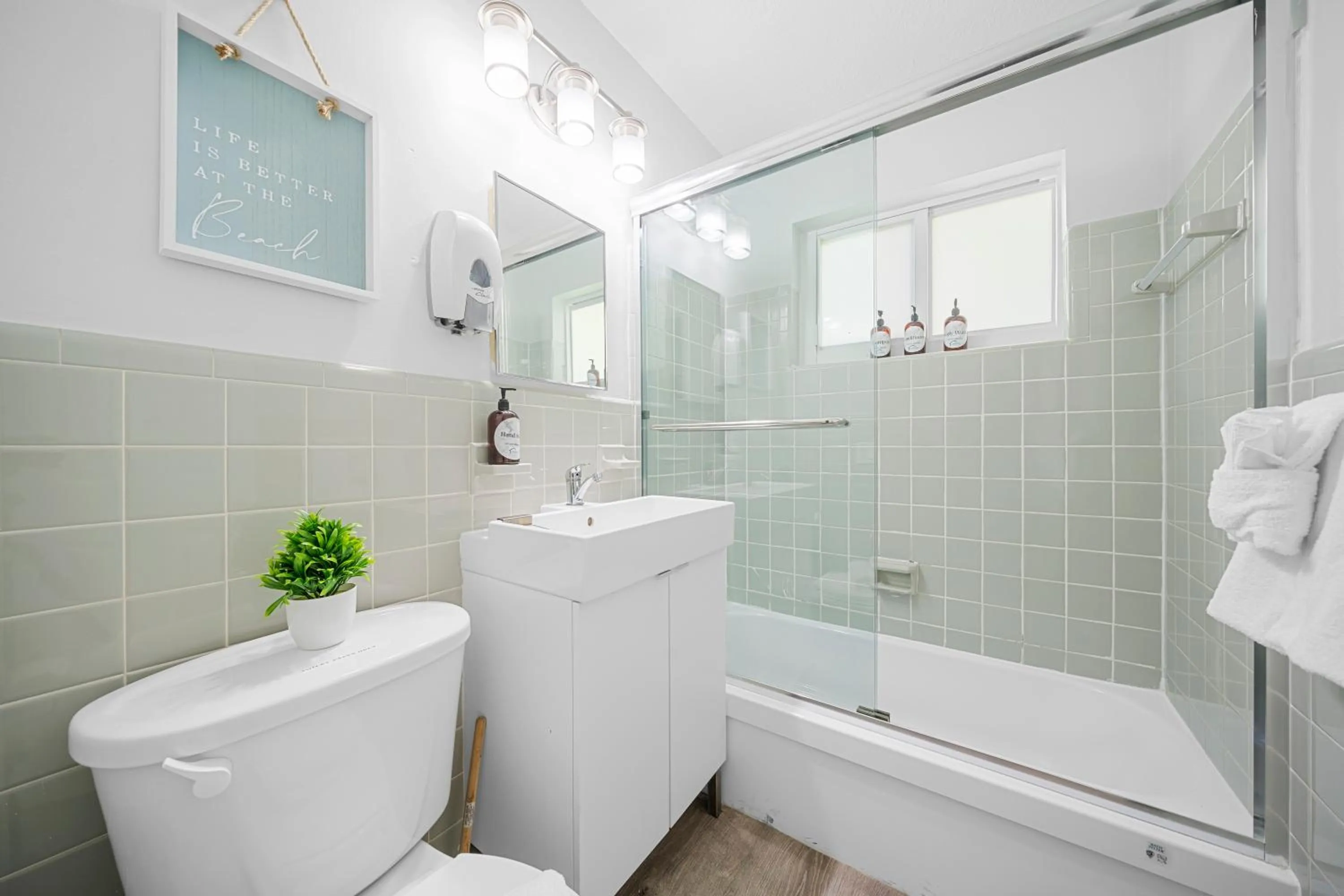 Shower in Great Escape Apartments By Lowkl