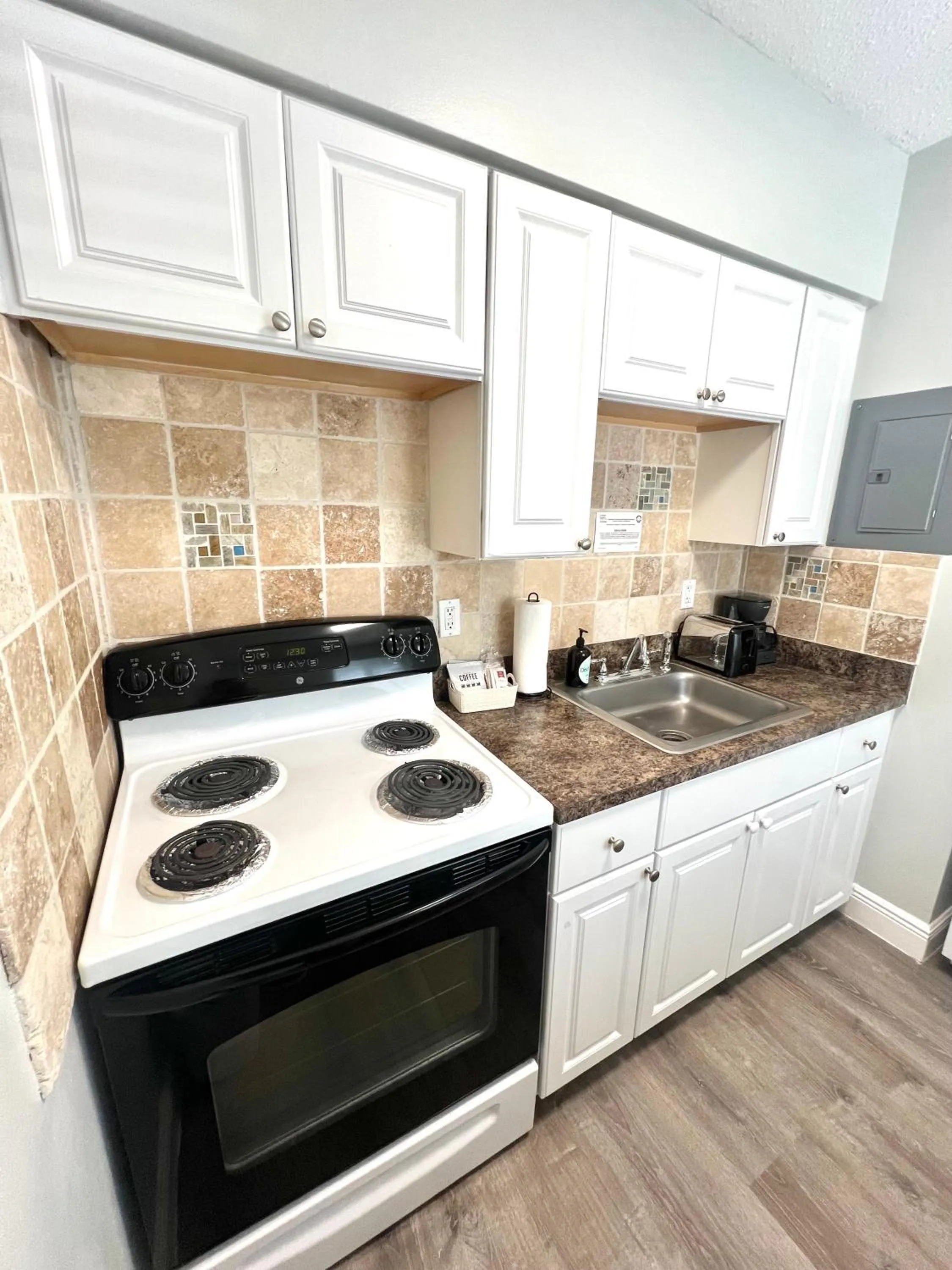 Kitchen or kitchenette in Great Escape Apartments By Lowkl