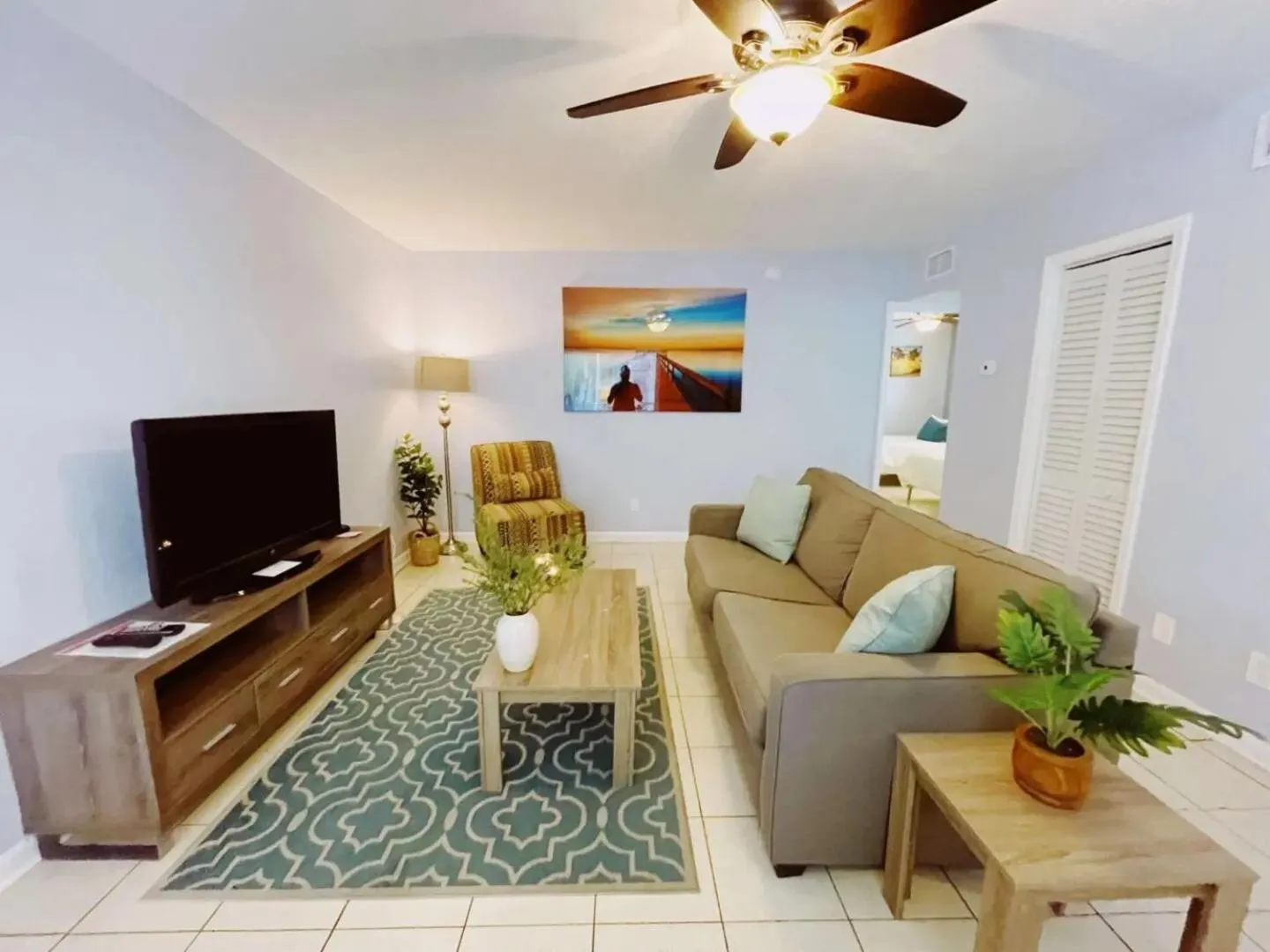 TV and multimedia in Great Escape Apartments By Lowkl