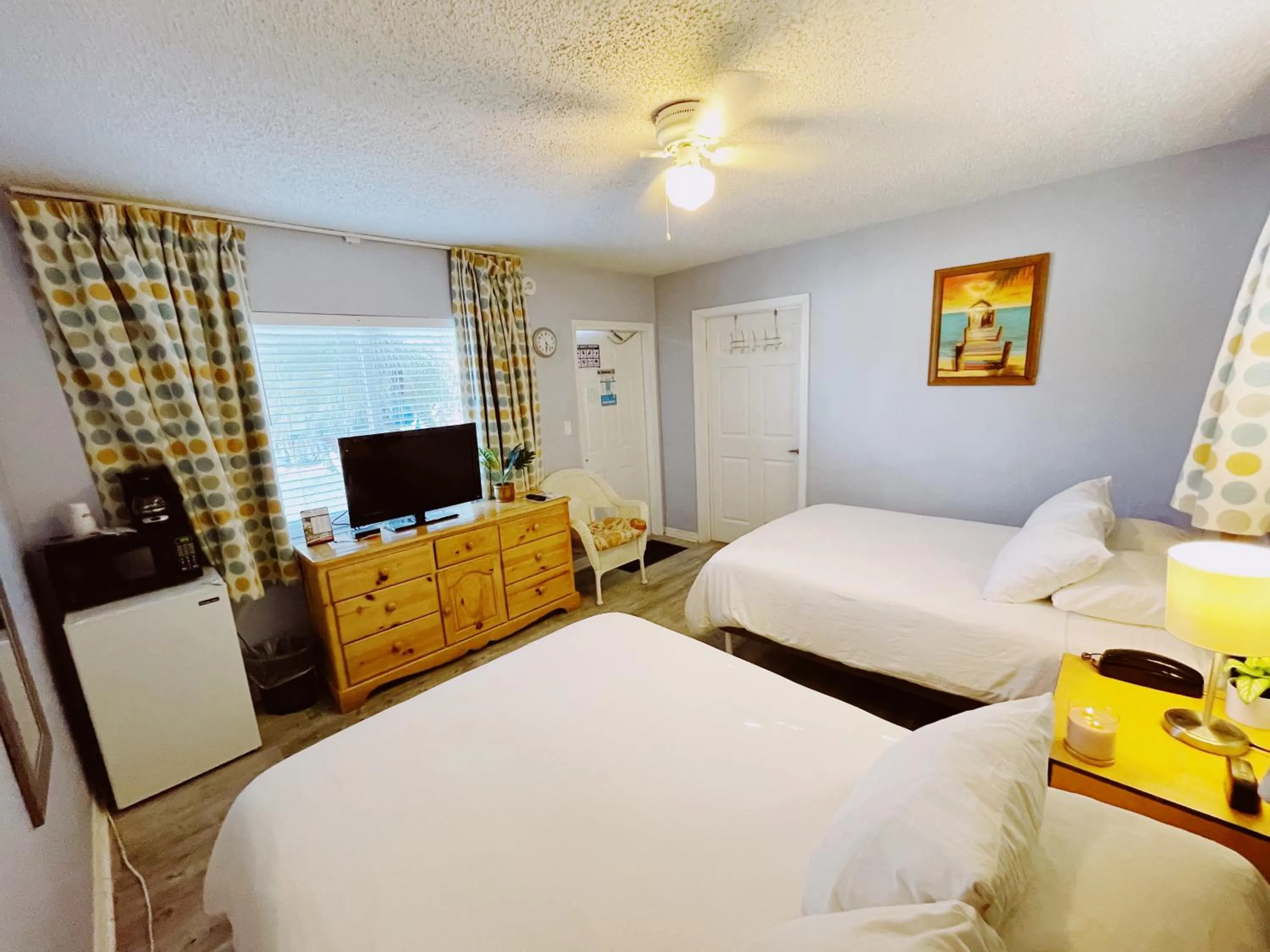 Bed in Great Escape Apartments By Lowkl