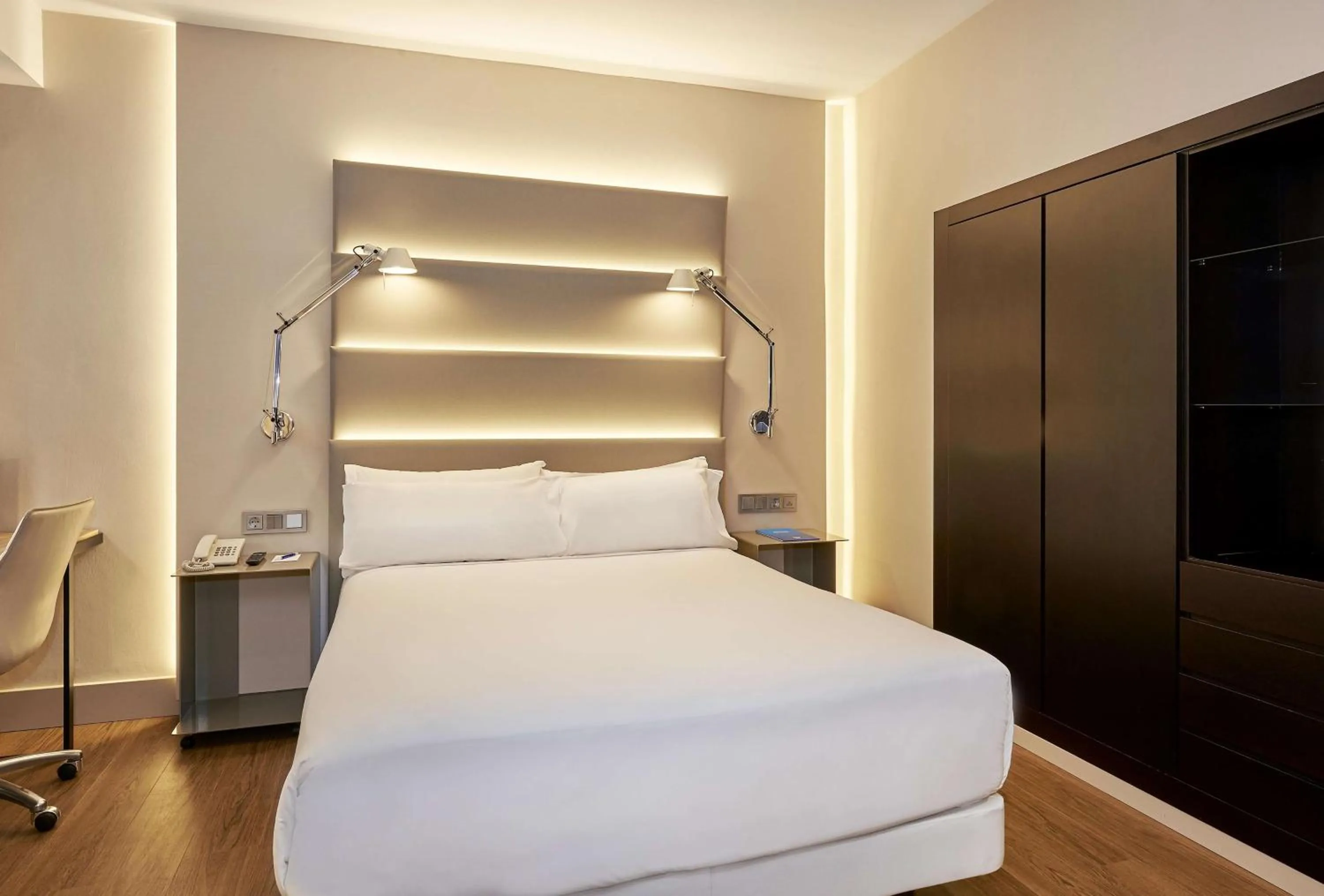 Photo of the whole room, Bed in NH Sants Barcelona