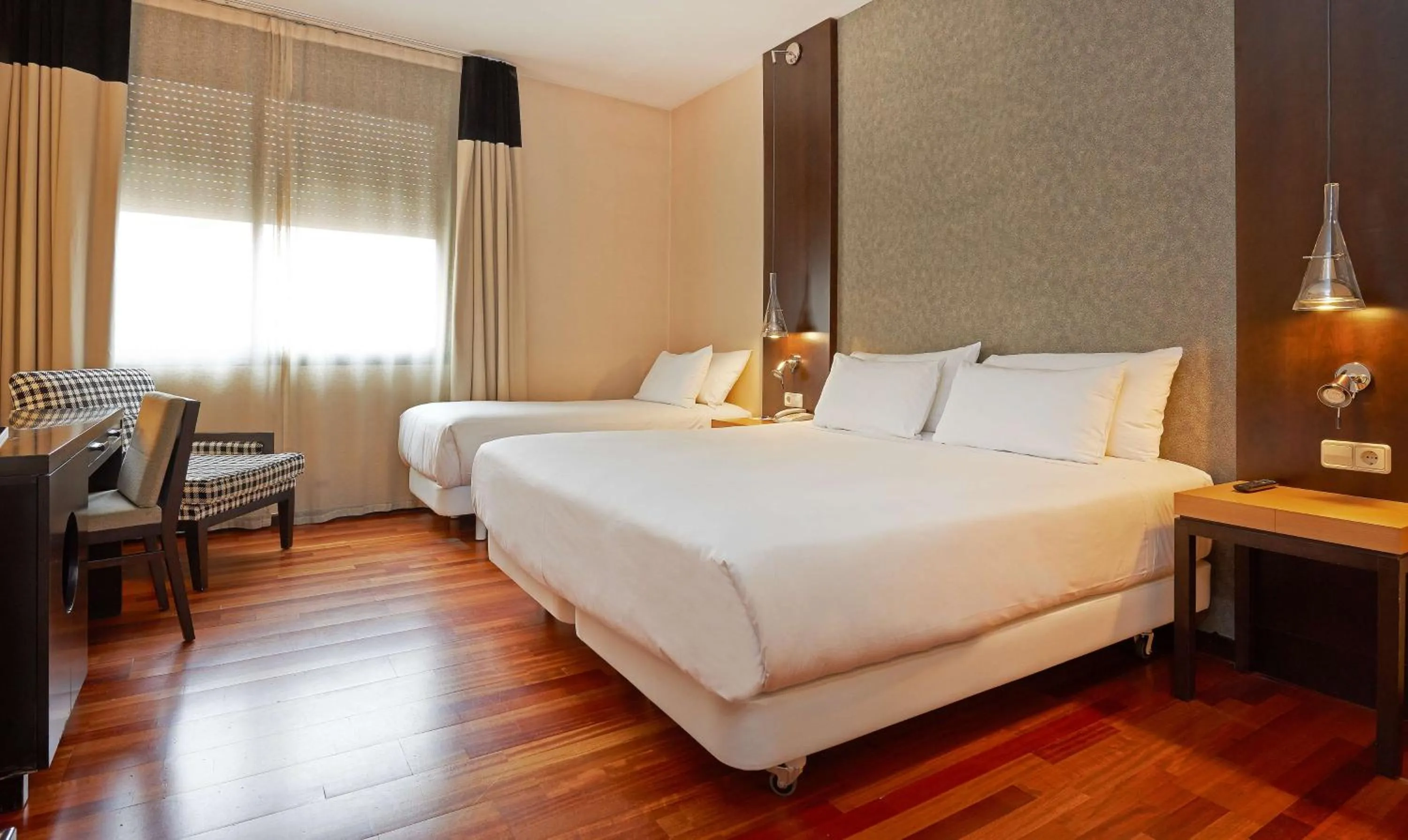 Photo of the whole room, Bed in NH Barcelona Eixample