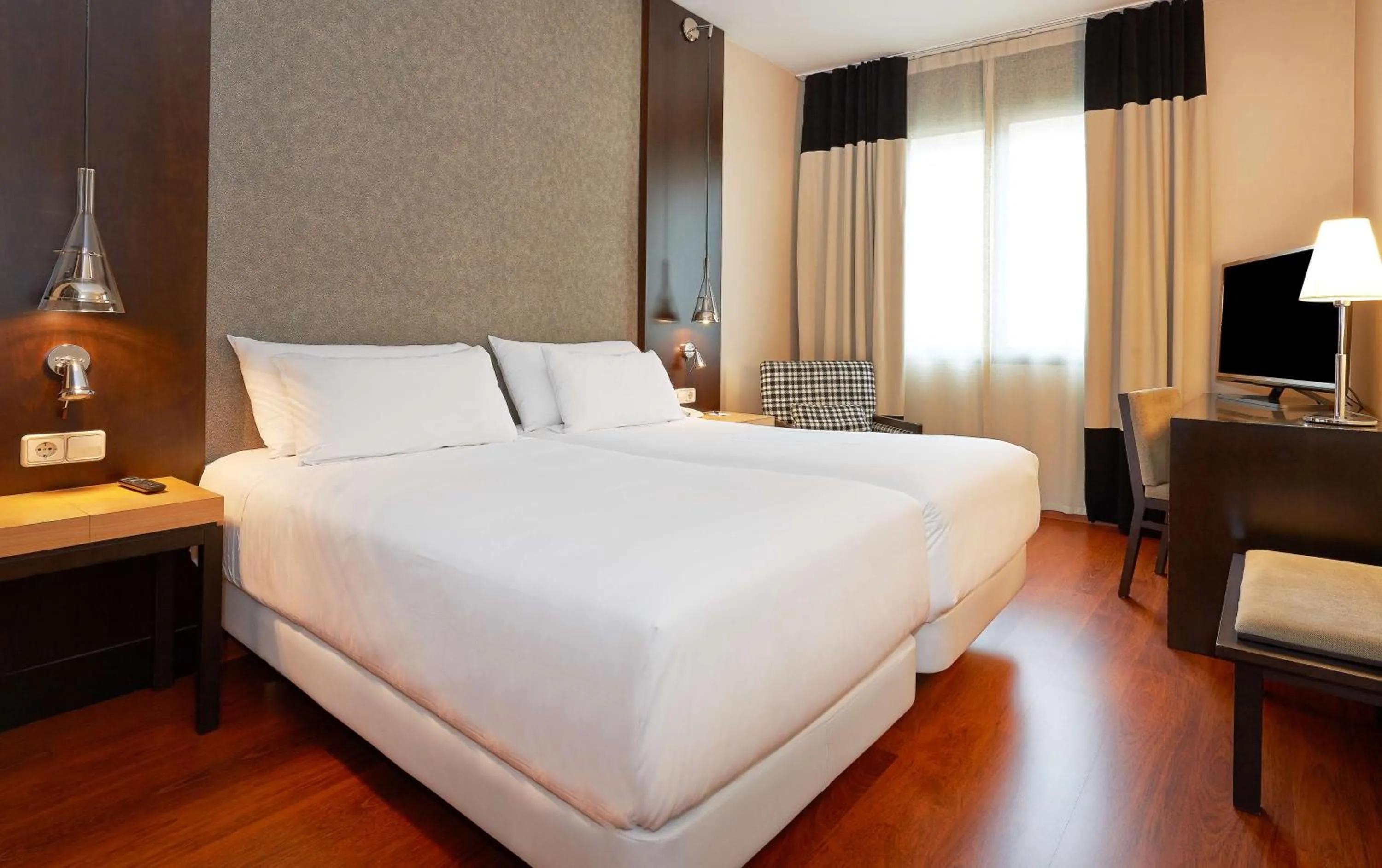 Photo of the whole room, Bed in NH Barcelona Eixample