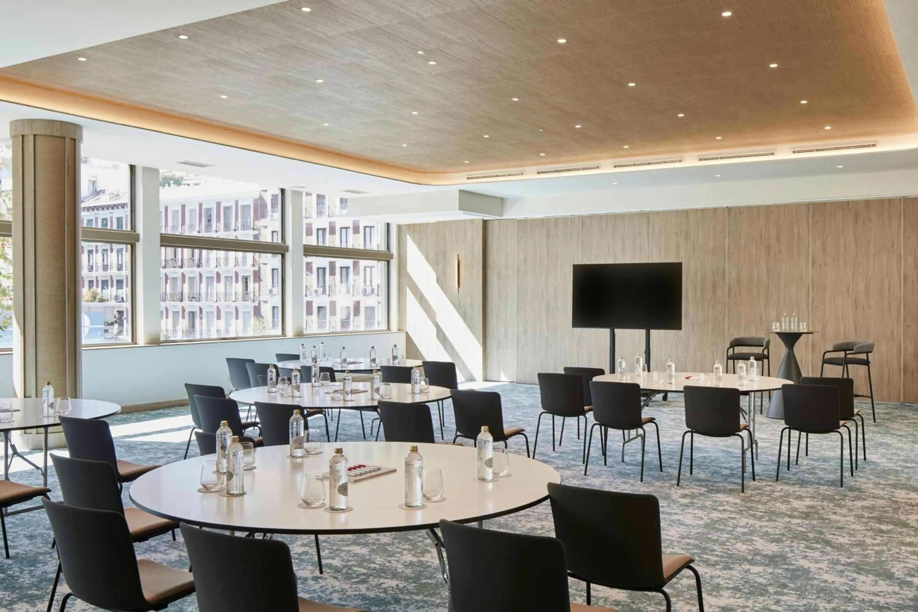 Lounge or bar in Madrid Marriott Hotel Princesa Plaza