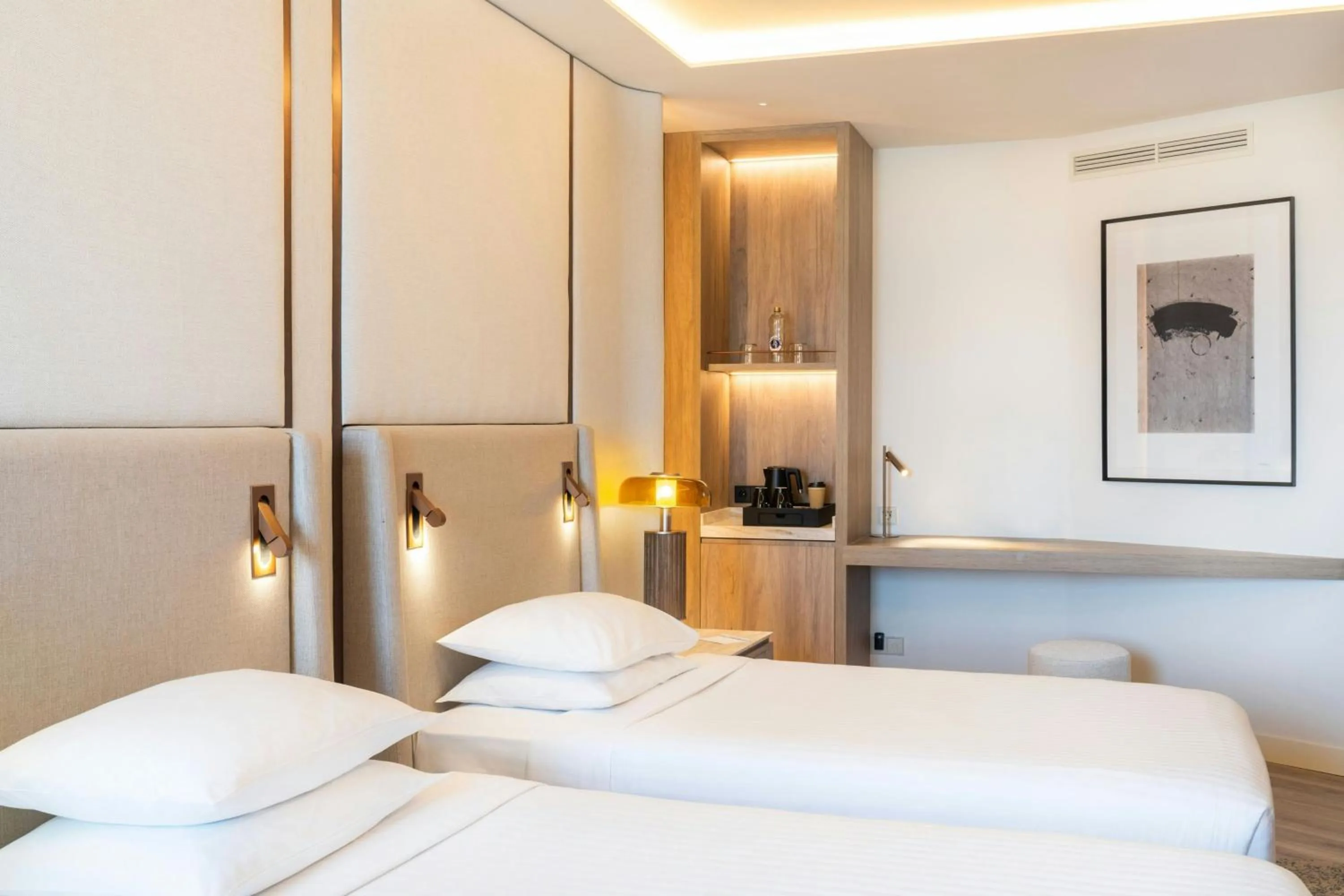 Photo of the whole room, Bed in Madrid Marriott Hotel Princesa Plaza