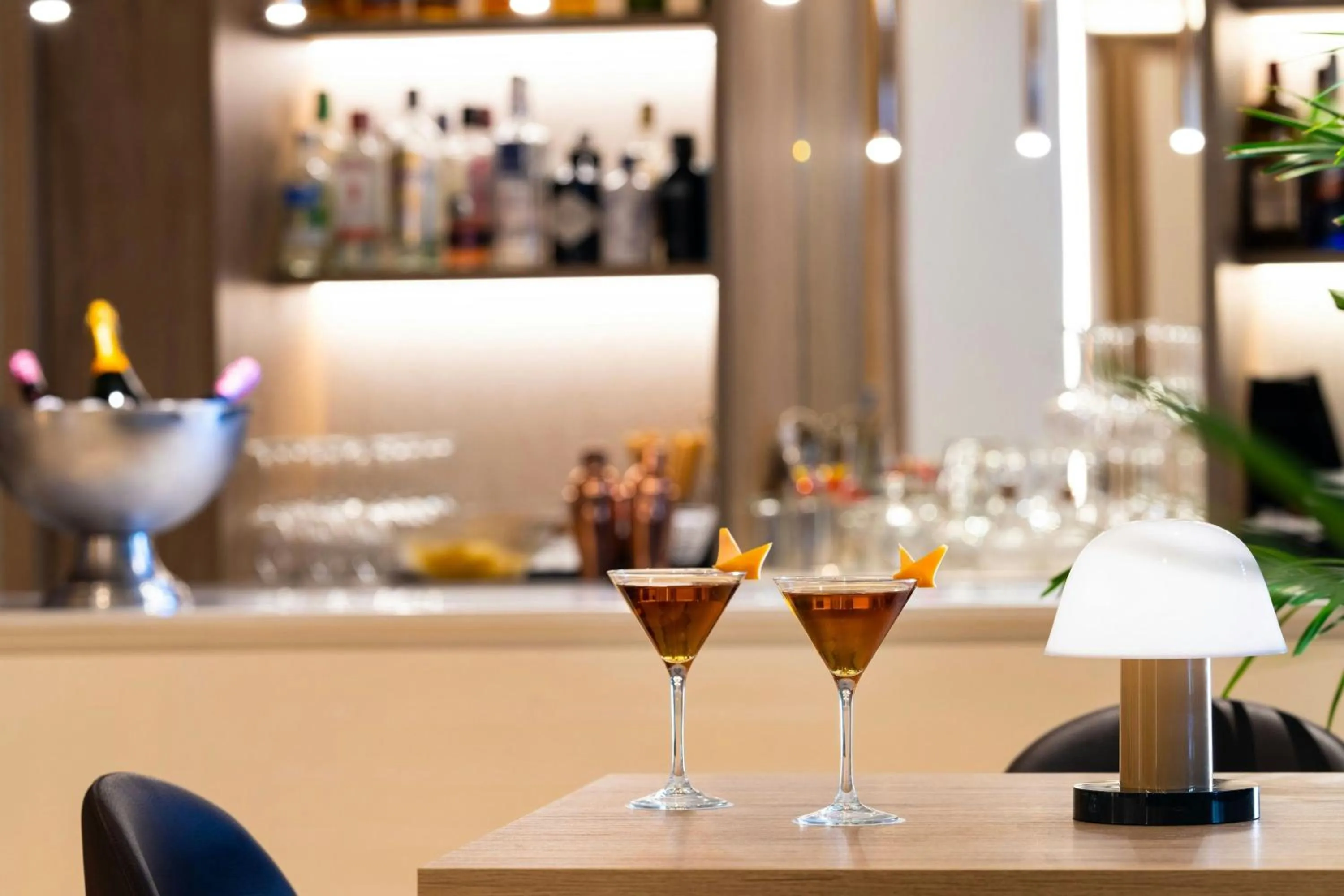 Lounge or bar in Madrid Marriott Hotel Princesa Plaza