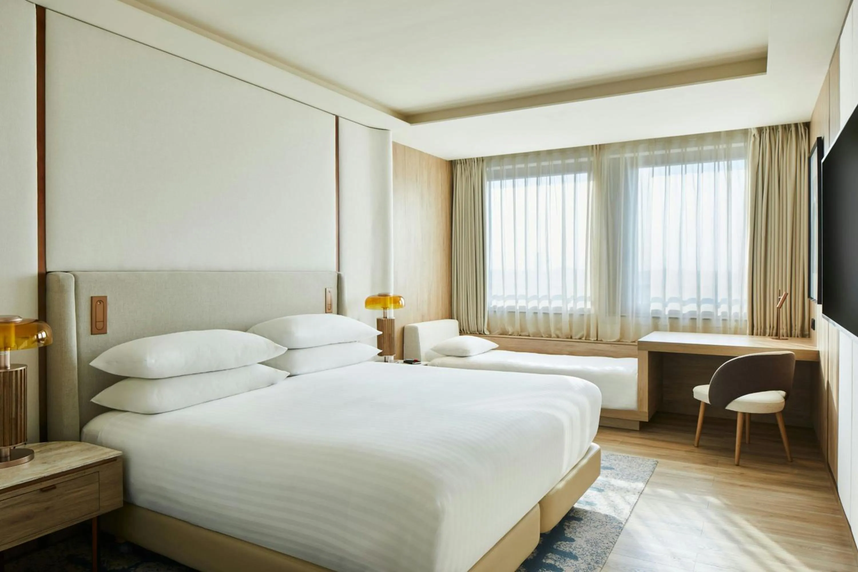 Photo of the whole room, Bed in Madrid Marriott Hotel Princesa Plaza