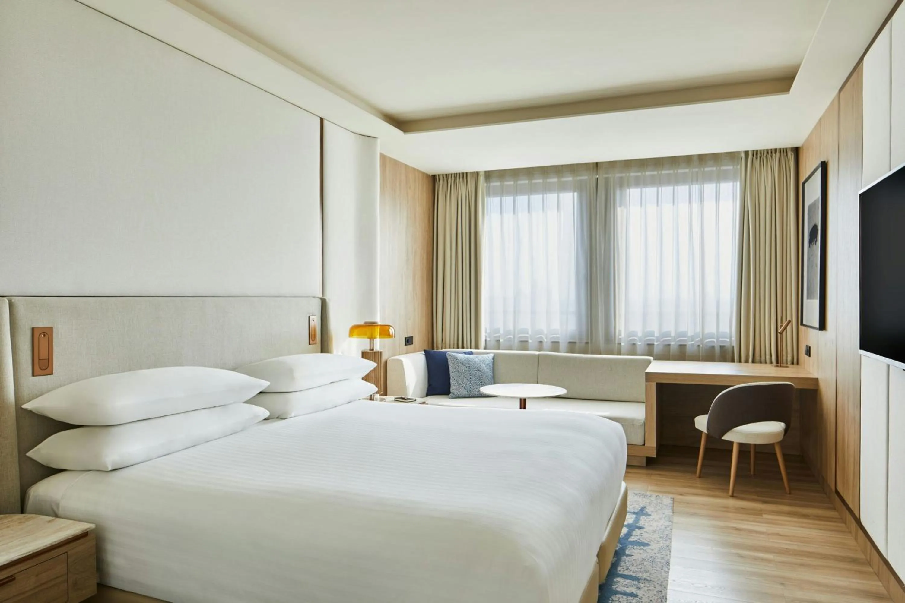 Photo of the whole room, Bed in Madrid Marriott Hotel Princesa Plaza