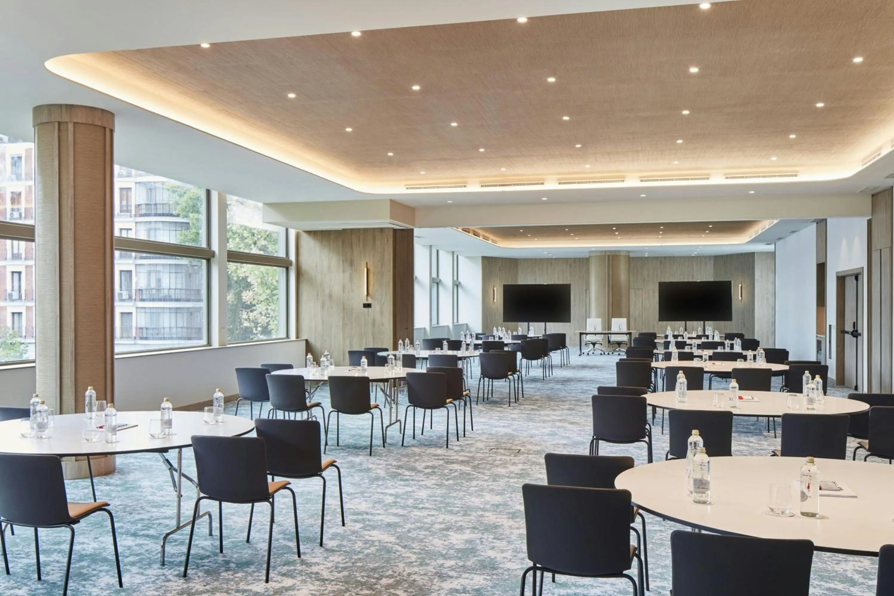 Lounge or bar in Madrid Marriott Hotel Princesa Plaza