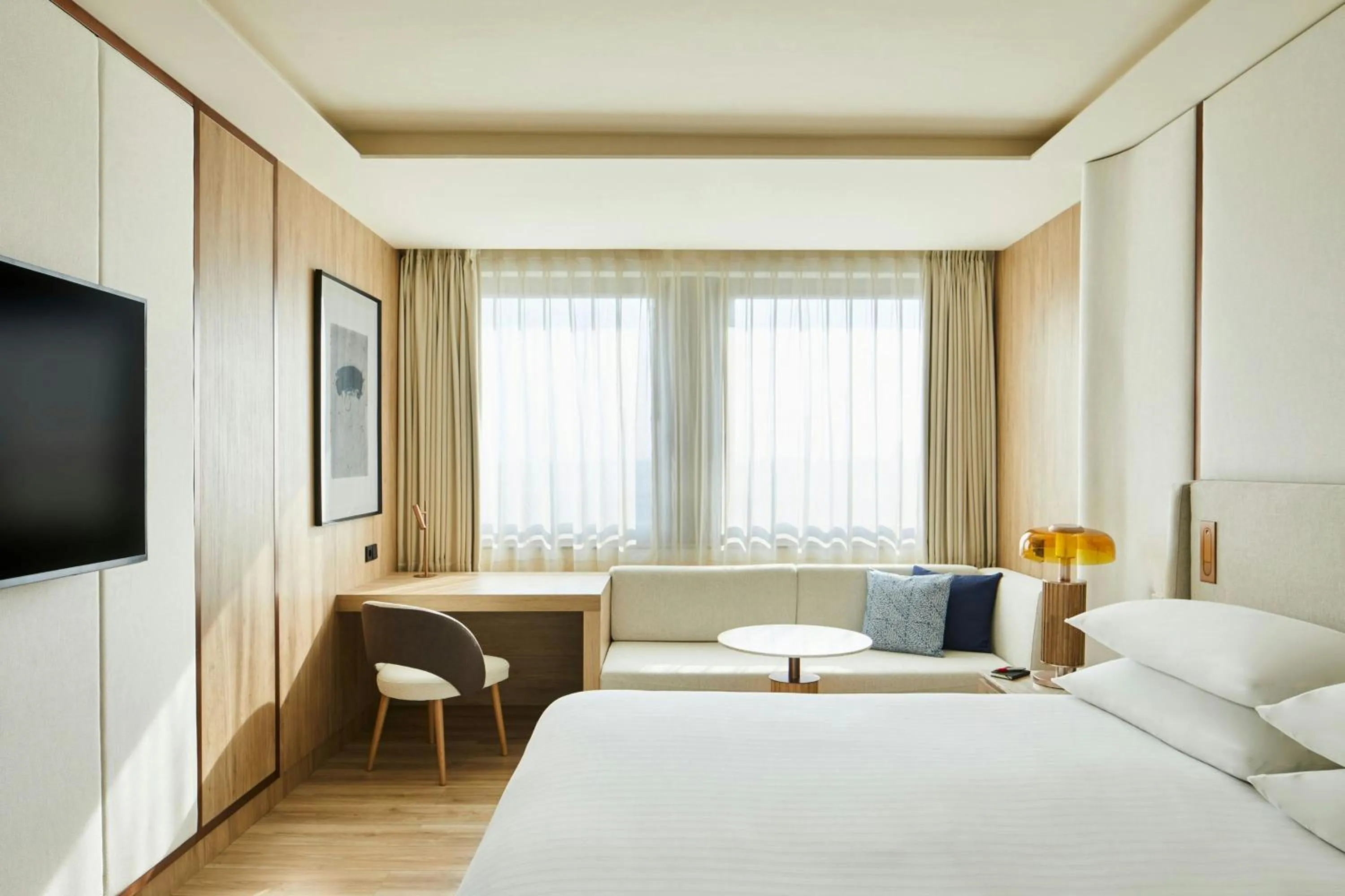 Photo of the whole room, Bed in Madrid Marriott Hotel Princesa Plaza