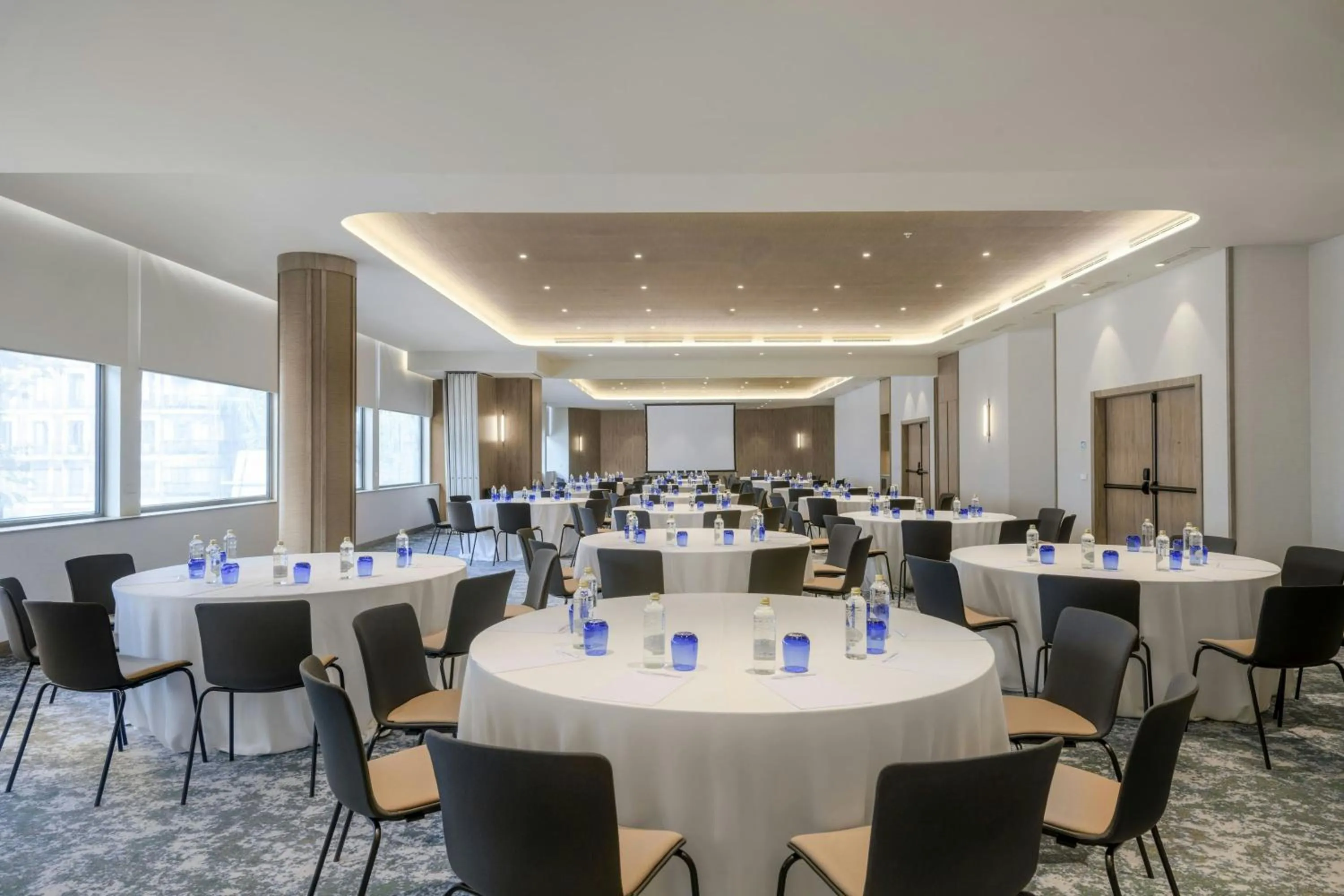 Lounge or bar in Madrid Marriott Hotel Princesa Plaza