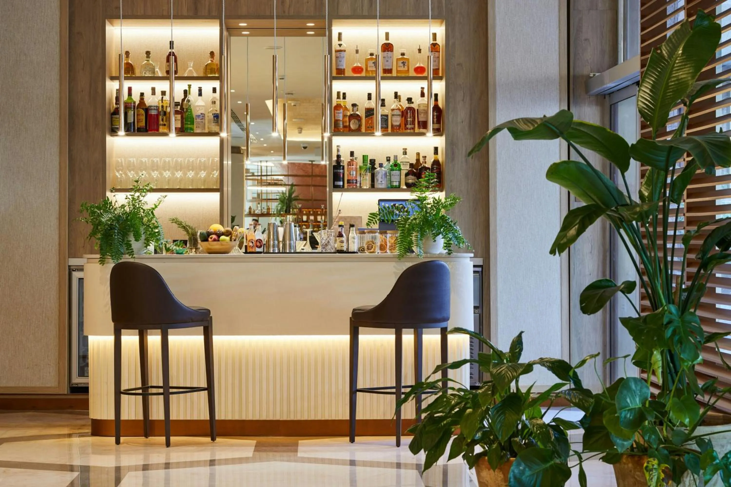 Lounge or bar in Madrid Marriott Hotel Princesa Plaza