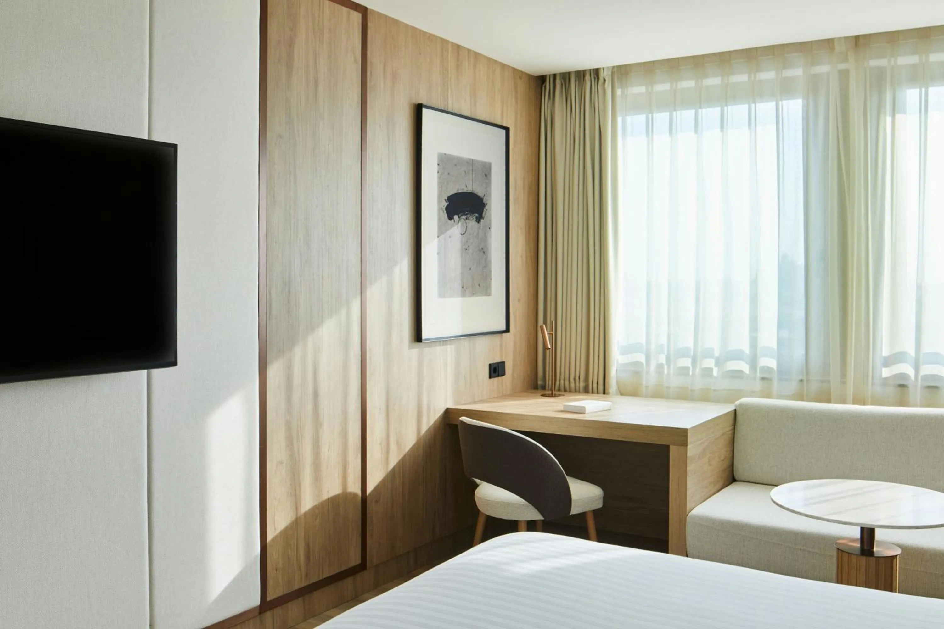 Photo of the whole room, Bed in Madrid Marriott Hotel Princesa Plaza