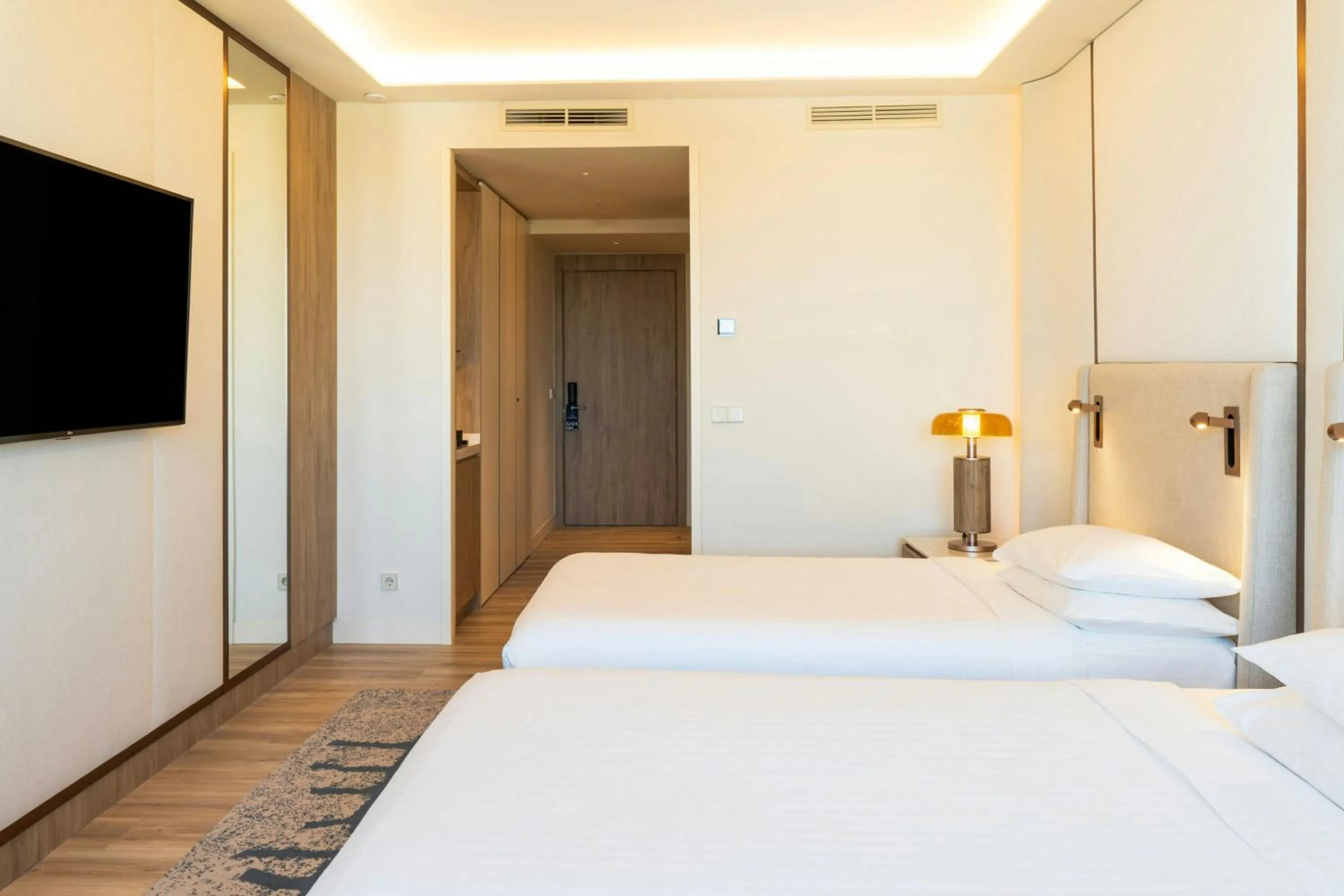 Photo of the whole room, Bed in Madrid Marriott Hotel Princesa Plaza