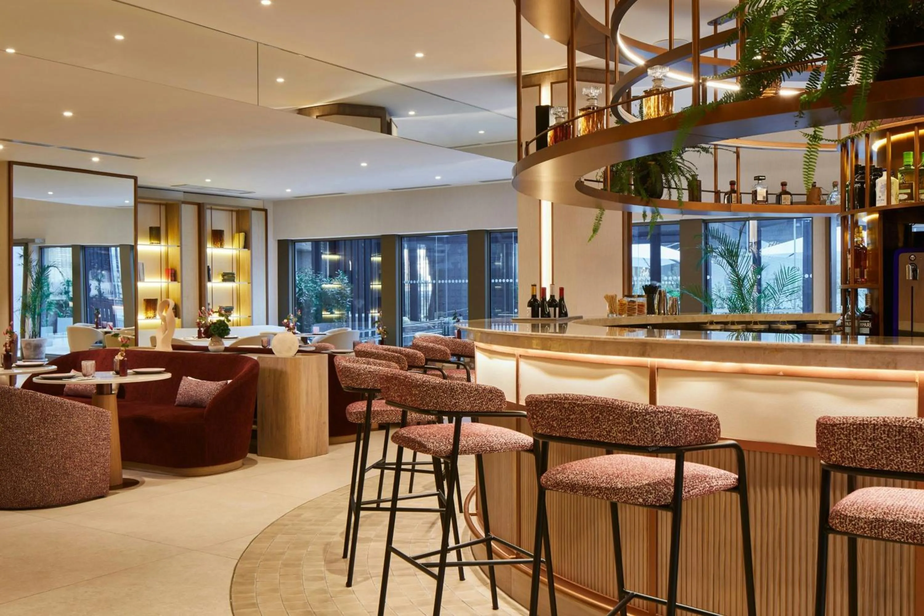 Lounge or bar in Madrid Marriott Hotel Princesa Plaza