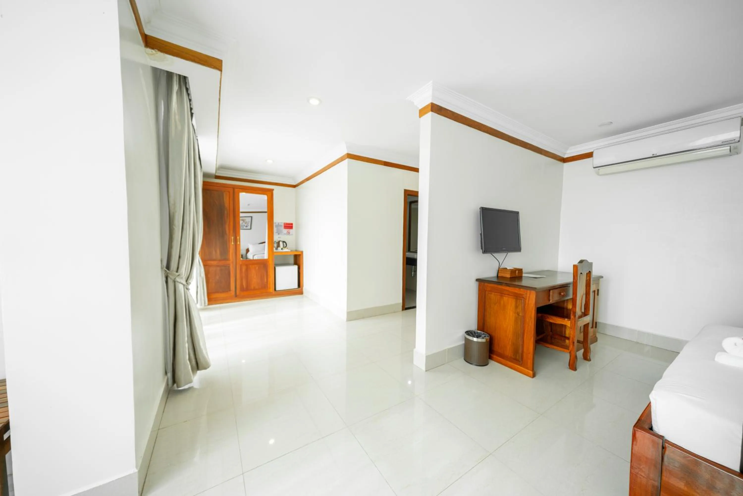 hair dresser, Bed in Pursat Riverside Hotel & Spa