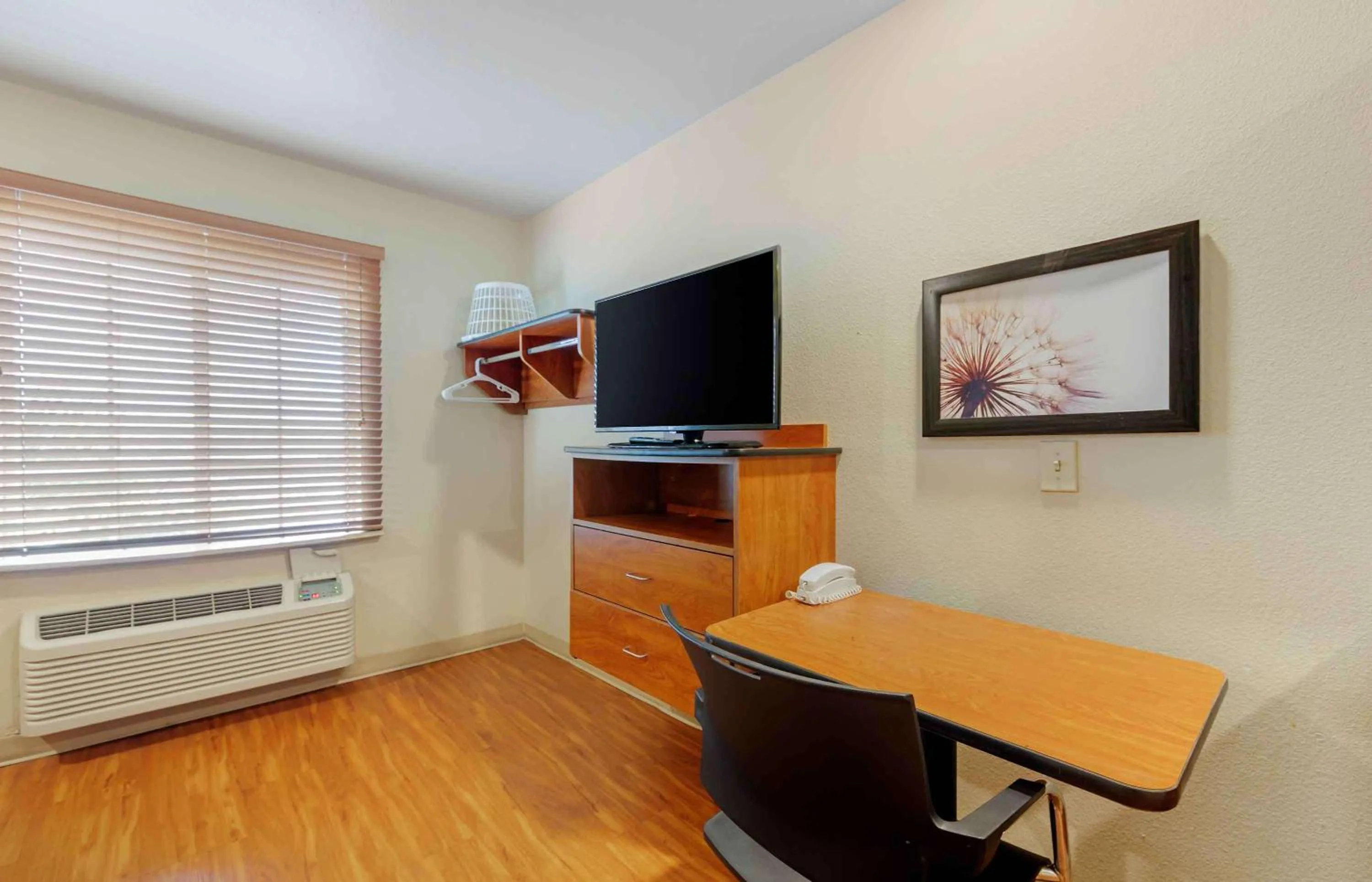 Bedroom in Extended Stay America Select Suites - Fort Lauderdale - Airport - West