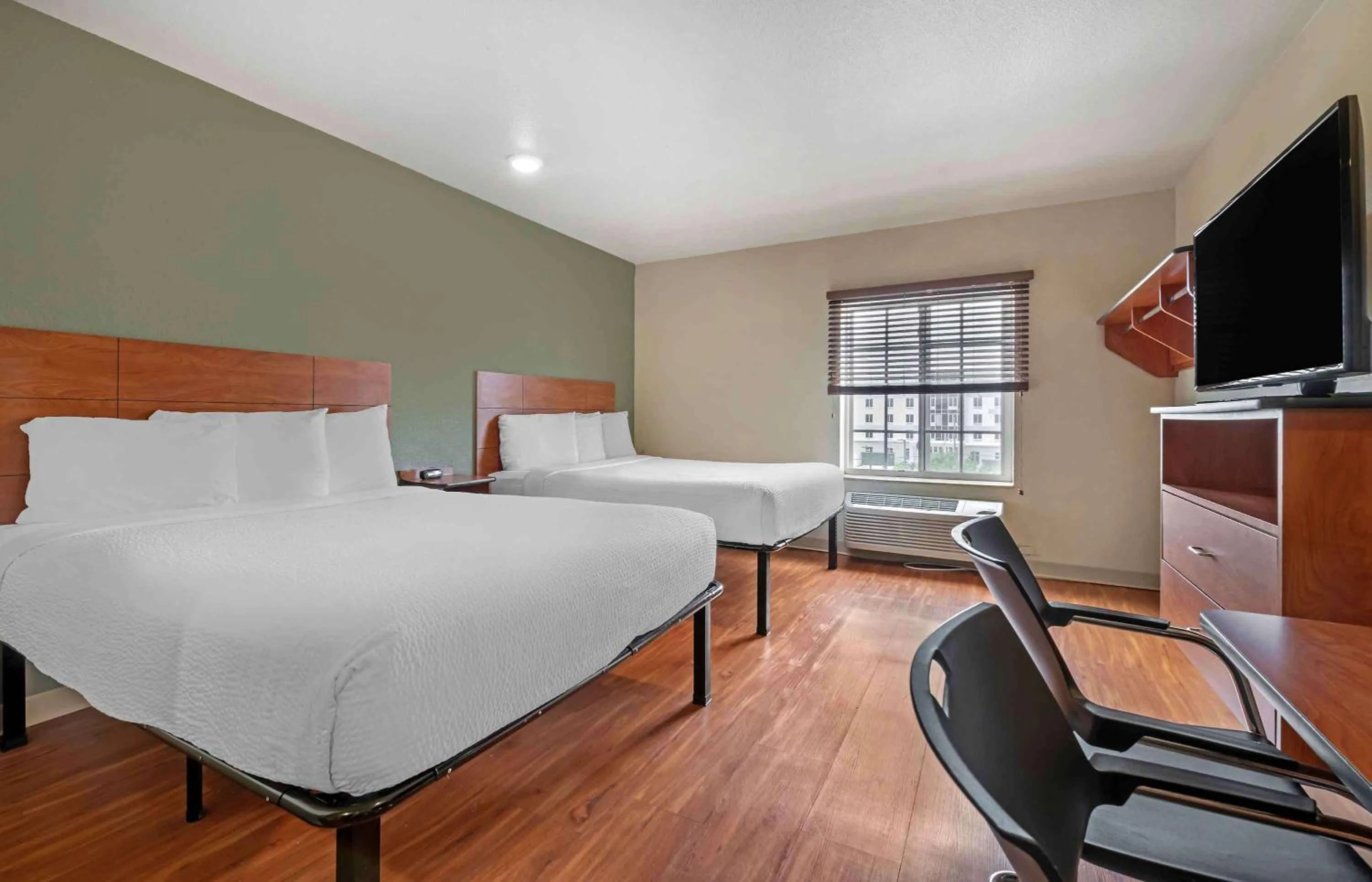 Bedroom, Bed in Extended Stay America Select Suites - Lake Worth