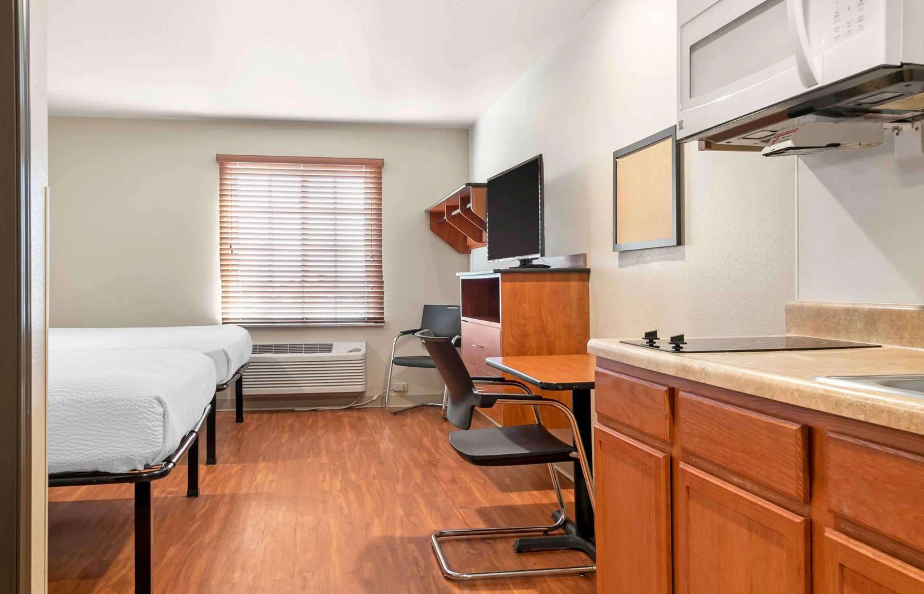 Bedroom, Bed in Extended Stay America Select Suites - Grand Rapids - Wyoming