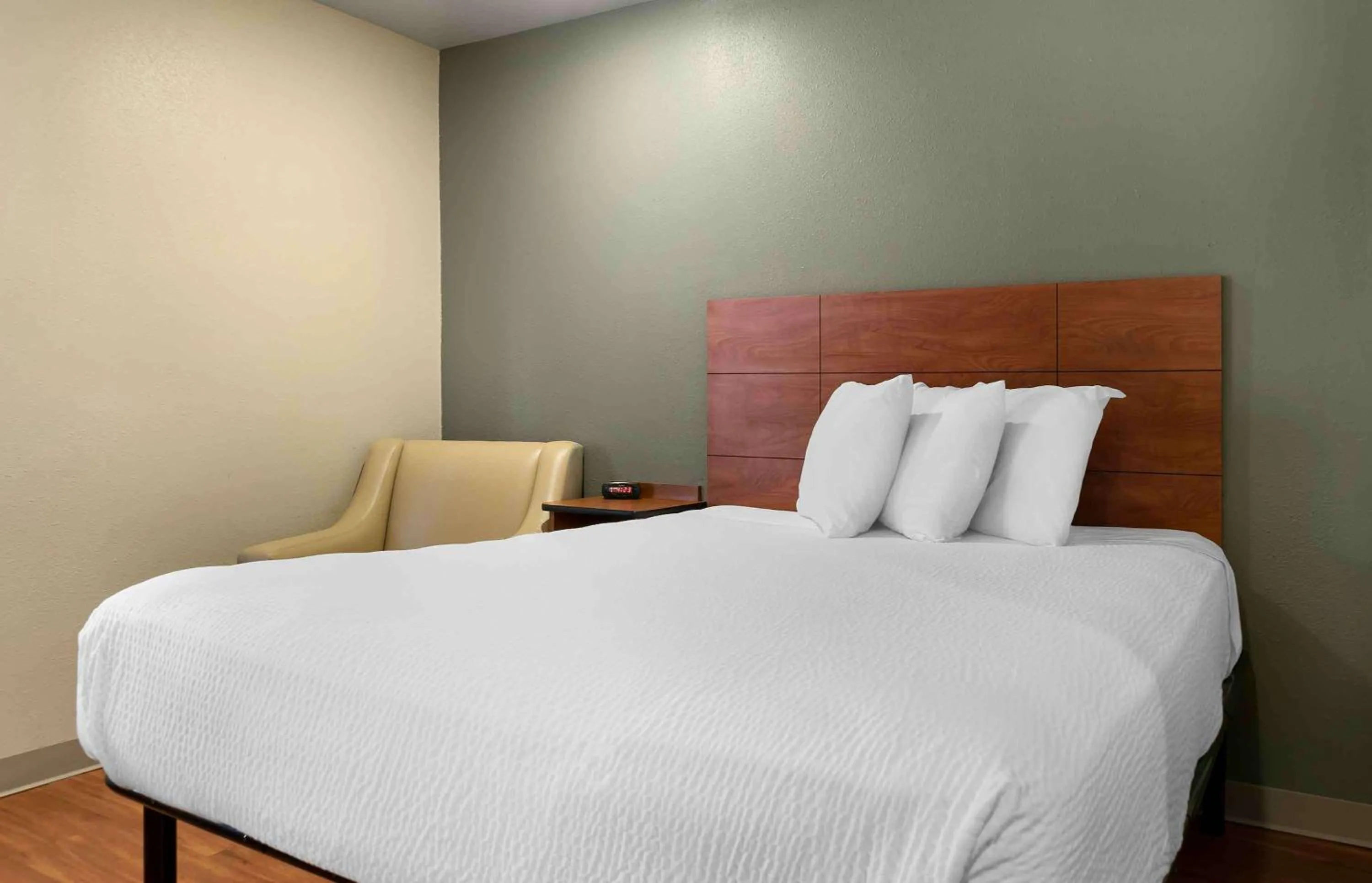 Bedroom, Bed in Extended Stay America Select Suites - Grand Rapids - Wyoming