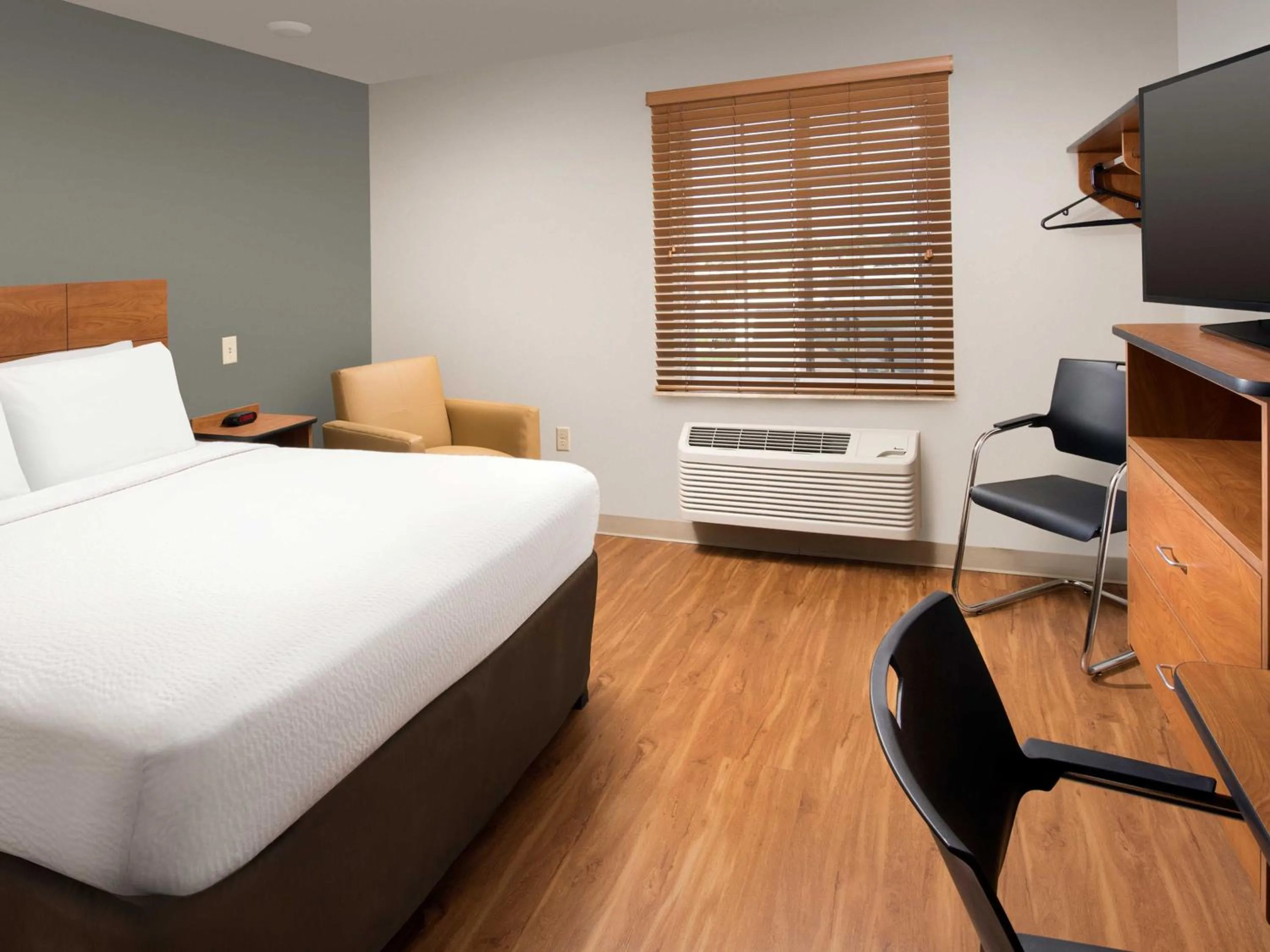 Bed in Extended Stay America Select Suites - Grand Rapids - Wyoming
