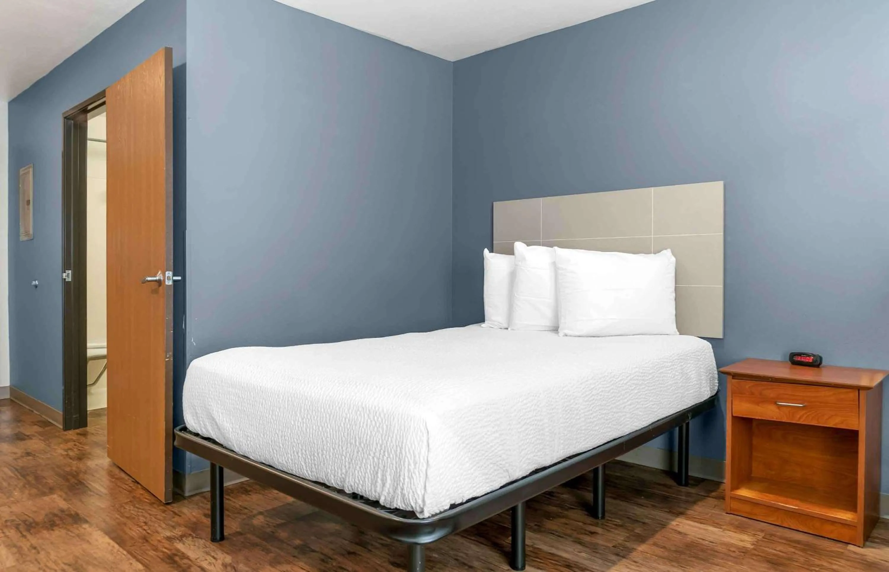 Bedroom, Bed in Extended Stay America Select Suites - Kalamazoo - West