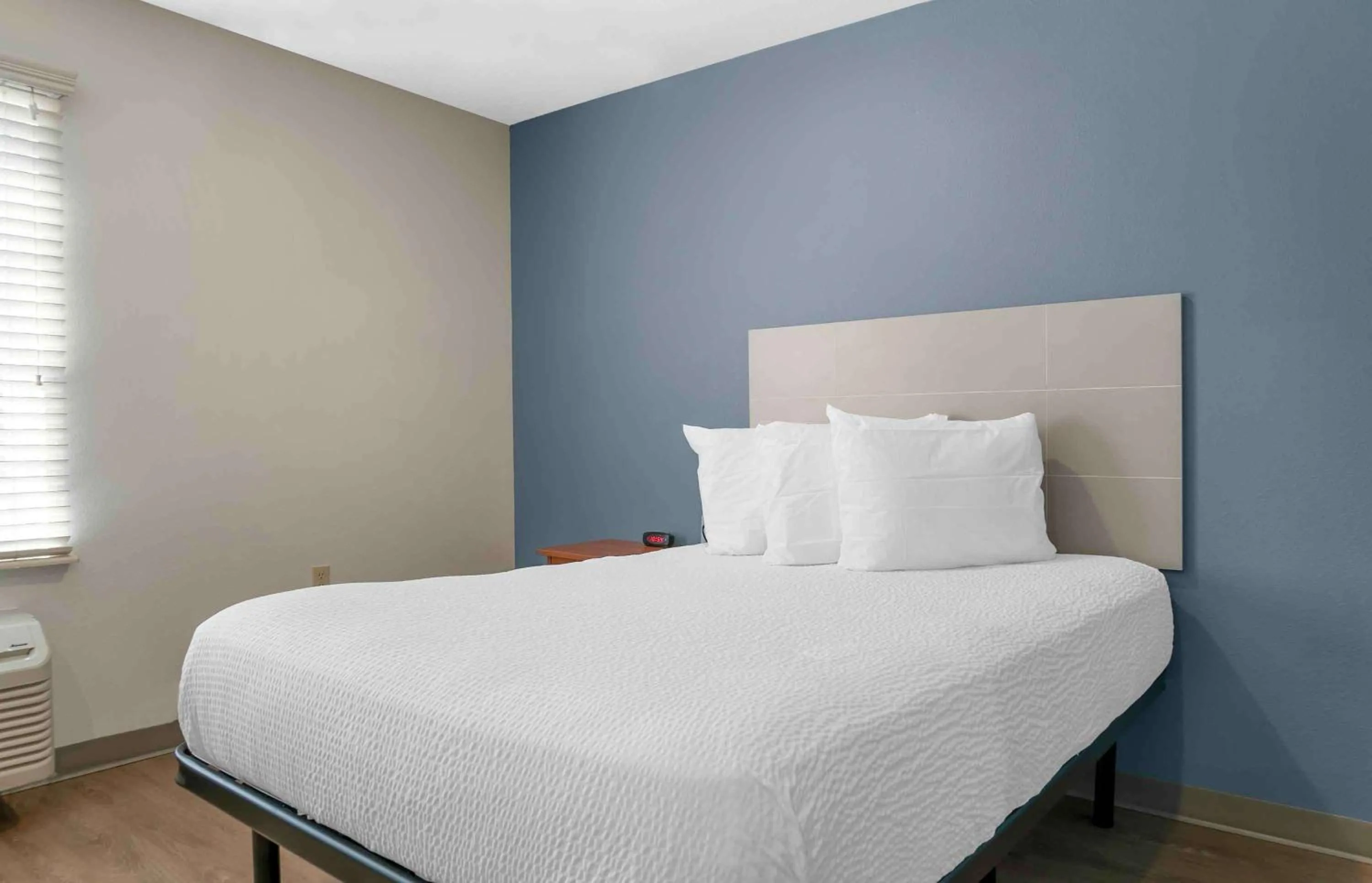 Bedroom, Bed in Extended Stay America Select Suites - Kalamazoo - West