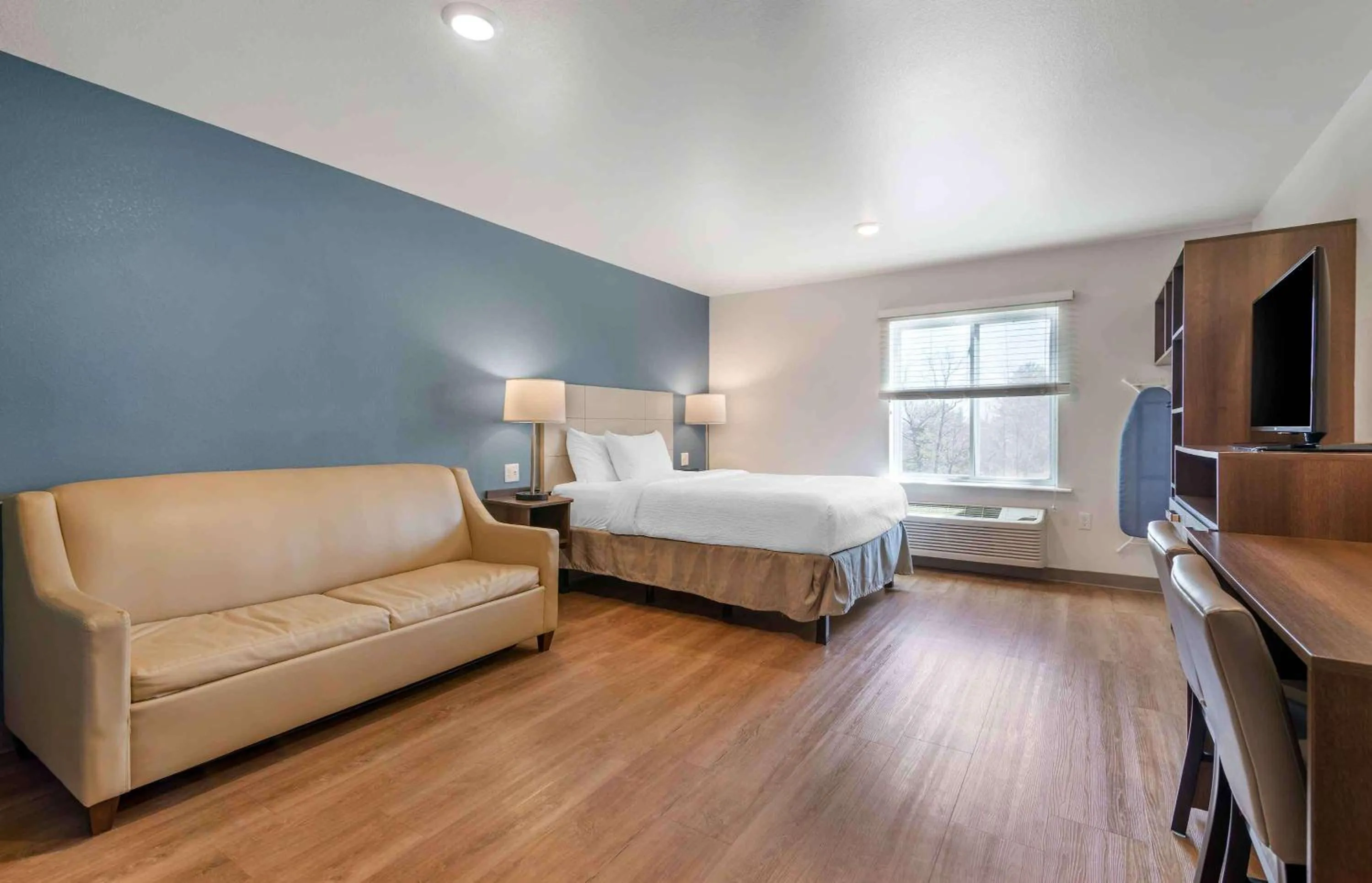 Bedroom, Bed in Extended Stay America Suites - Nashua - Merrimack