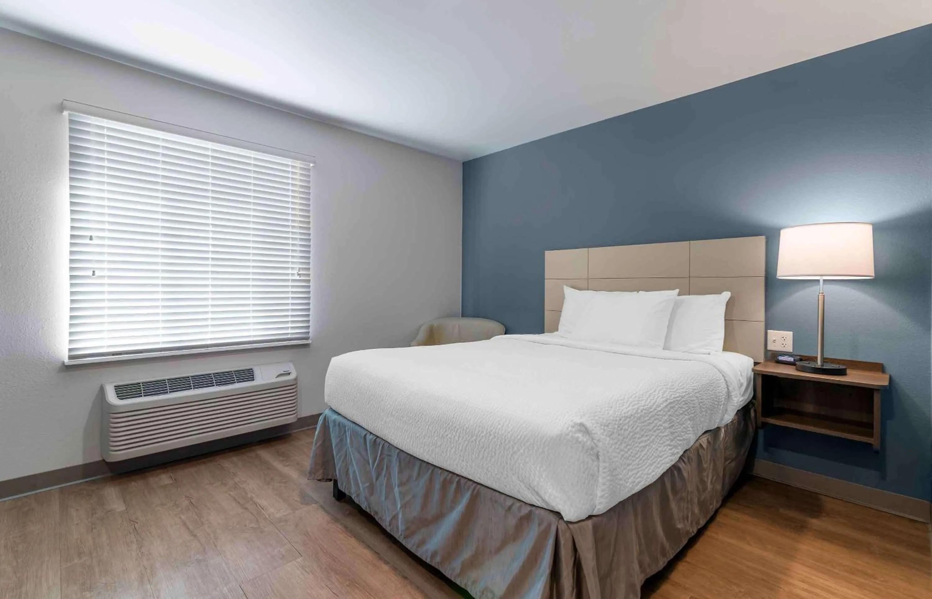 Bedroom, Bed in Extended Stay America Suites - Nashua - Merrimack