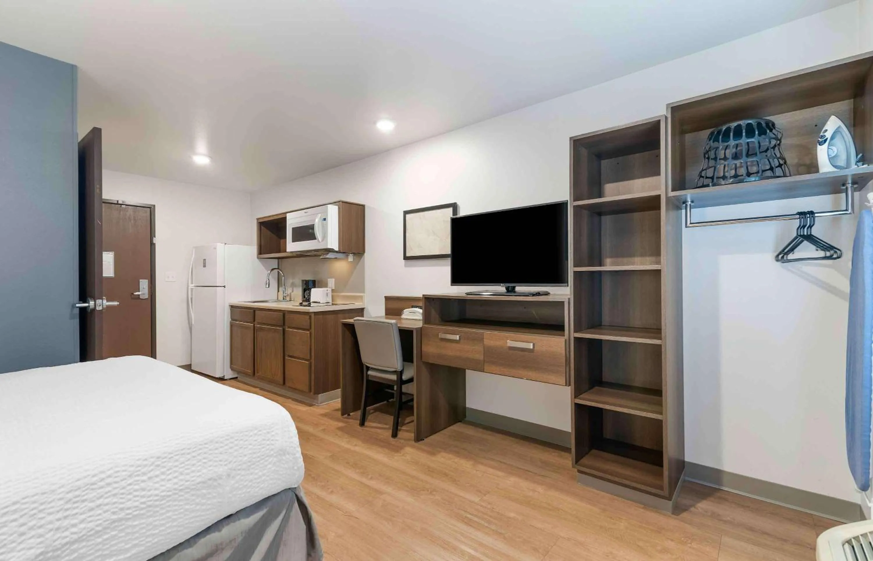 Bedroom, Bed in Extended Stay America Suites - Nashua - Merrimack