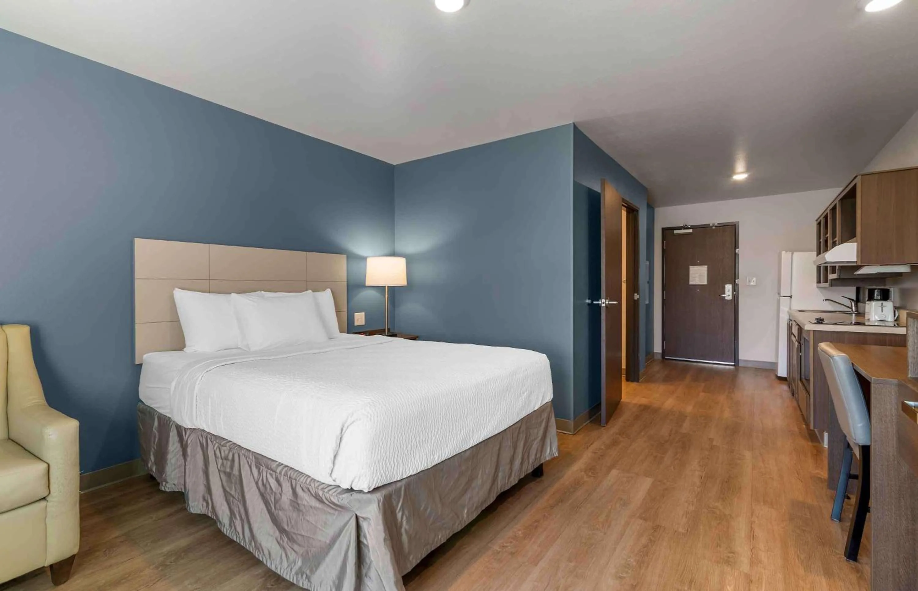 Bedroom, Bed in Extended Stay America Suites - Nashua - Merrimack