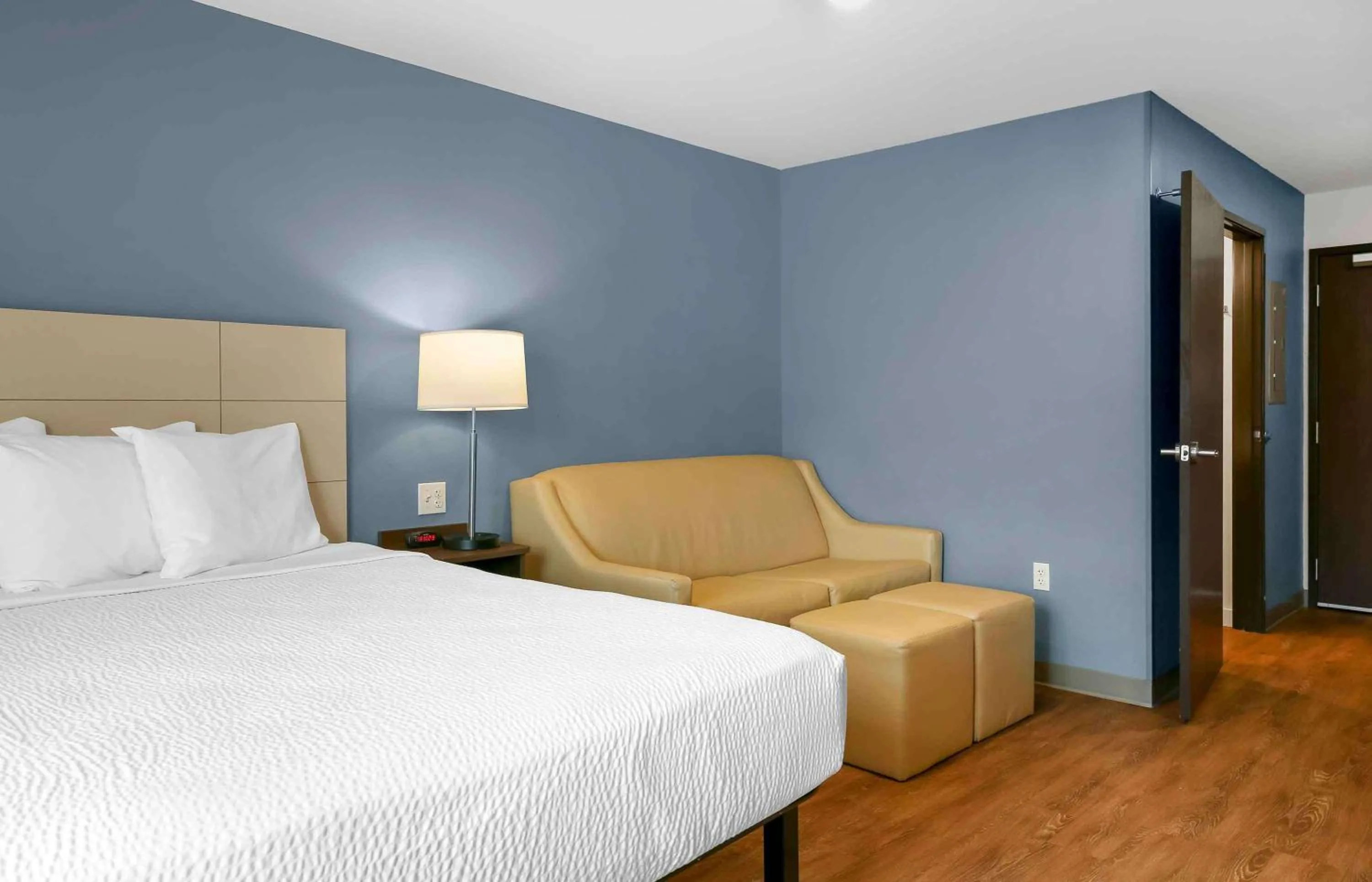 Bedroom, Bed in Extended Stay America Suites - Providence