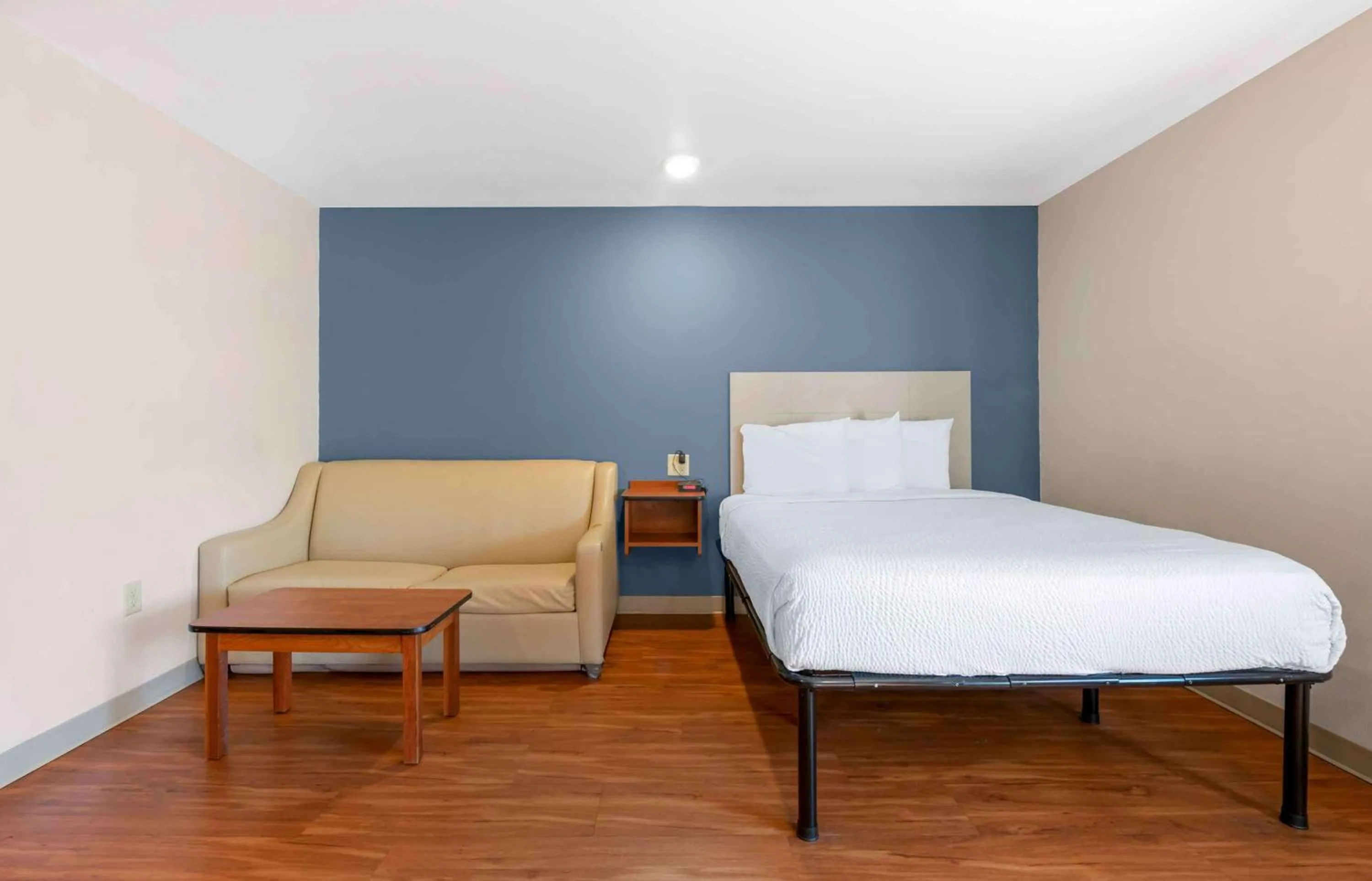 Bedroom, Bed in Extended Stay America Select Suites - Jacksonville - North