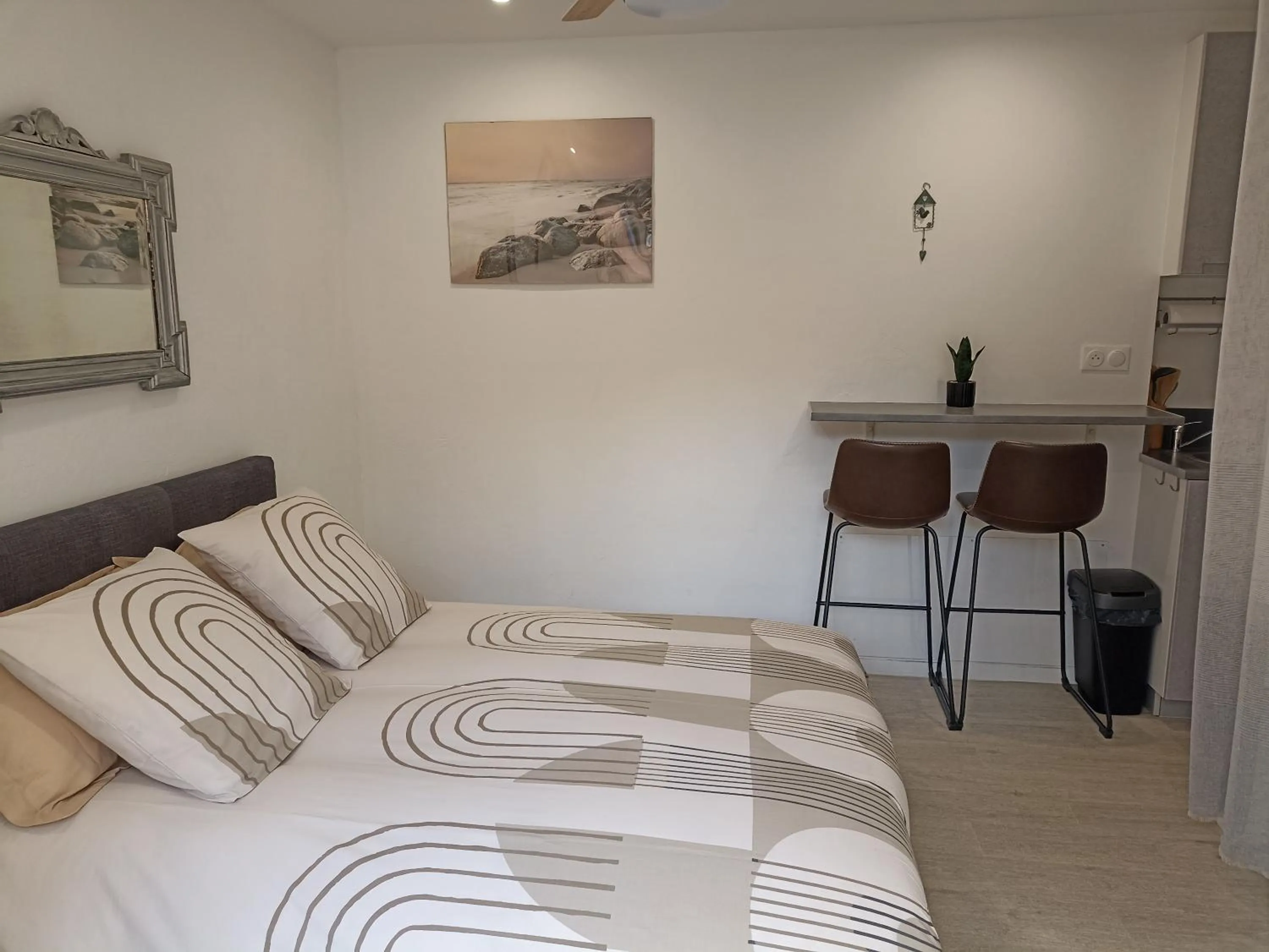 Photo of the whole room, Bed in " LE CHABASSOLE " CHAMBRES D'HÔTES - GORGES du VERDON