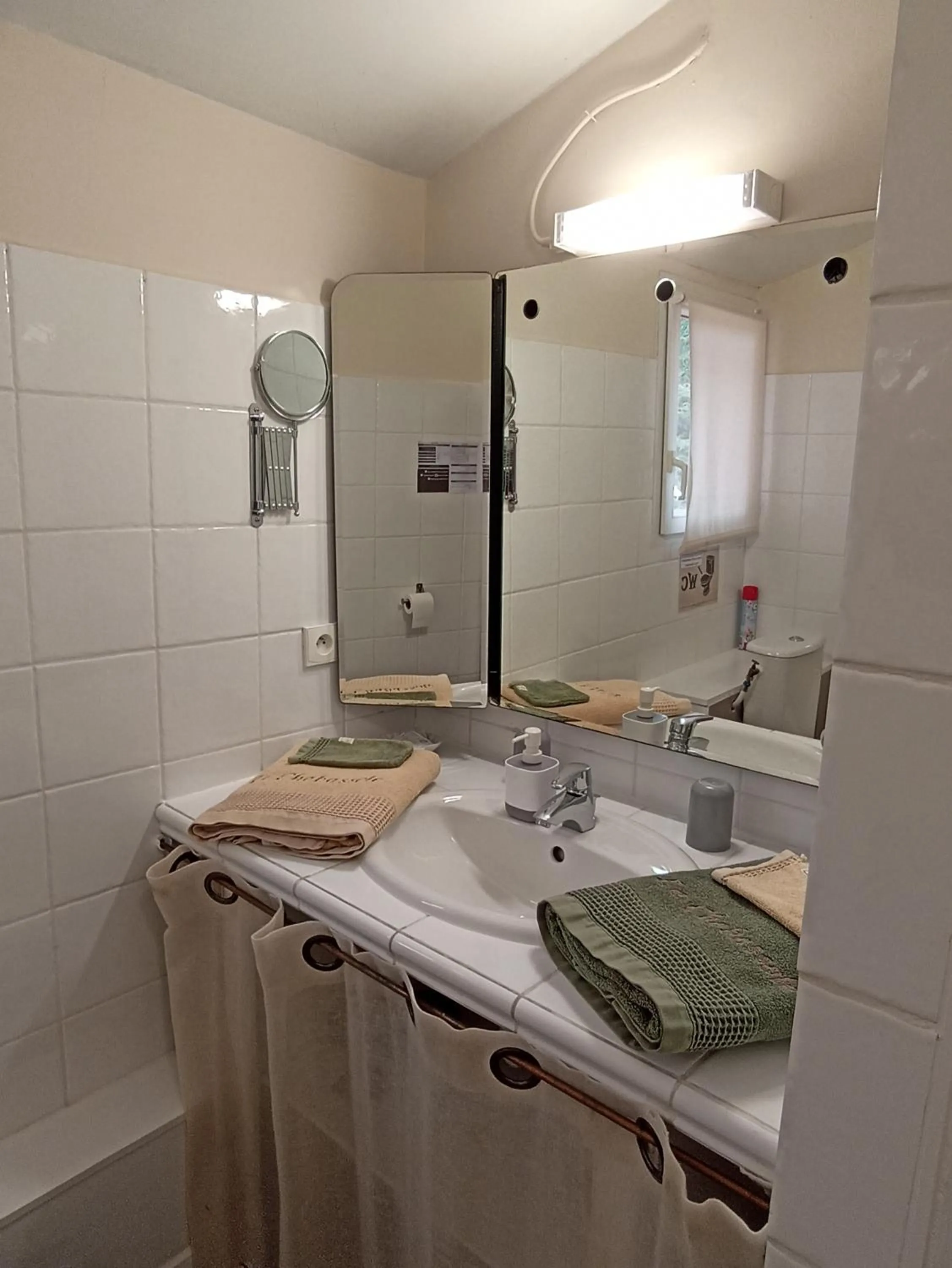 Bathroom in " LE CHABASSOLE " CHAMBRES D'HÔTES - GORGES du VERDON