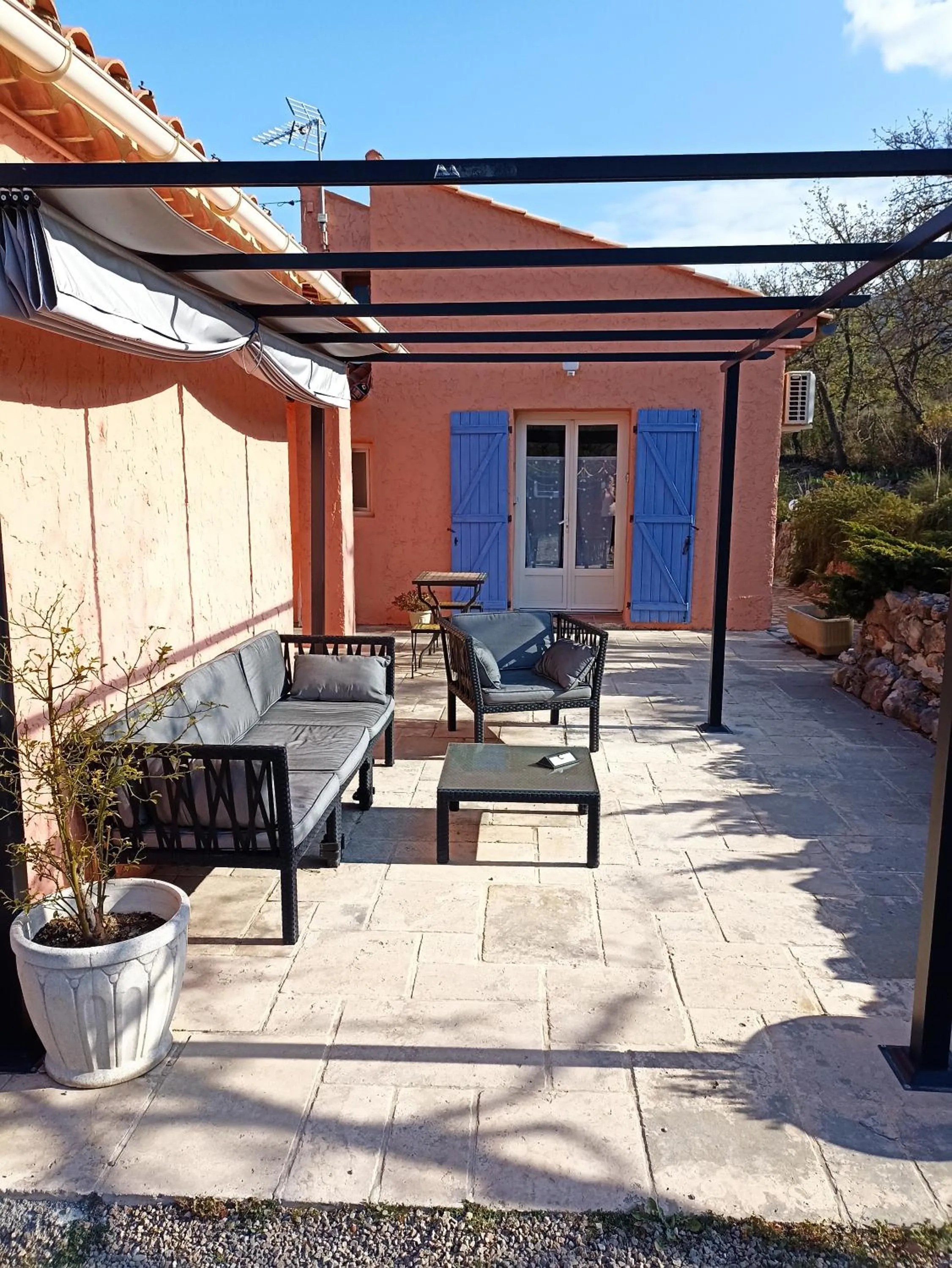 Patio in " LE CHABASSOLE " CHAMBRES D'HÔTES - GORGES du VERDON