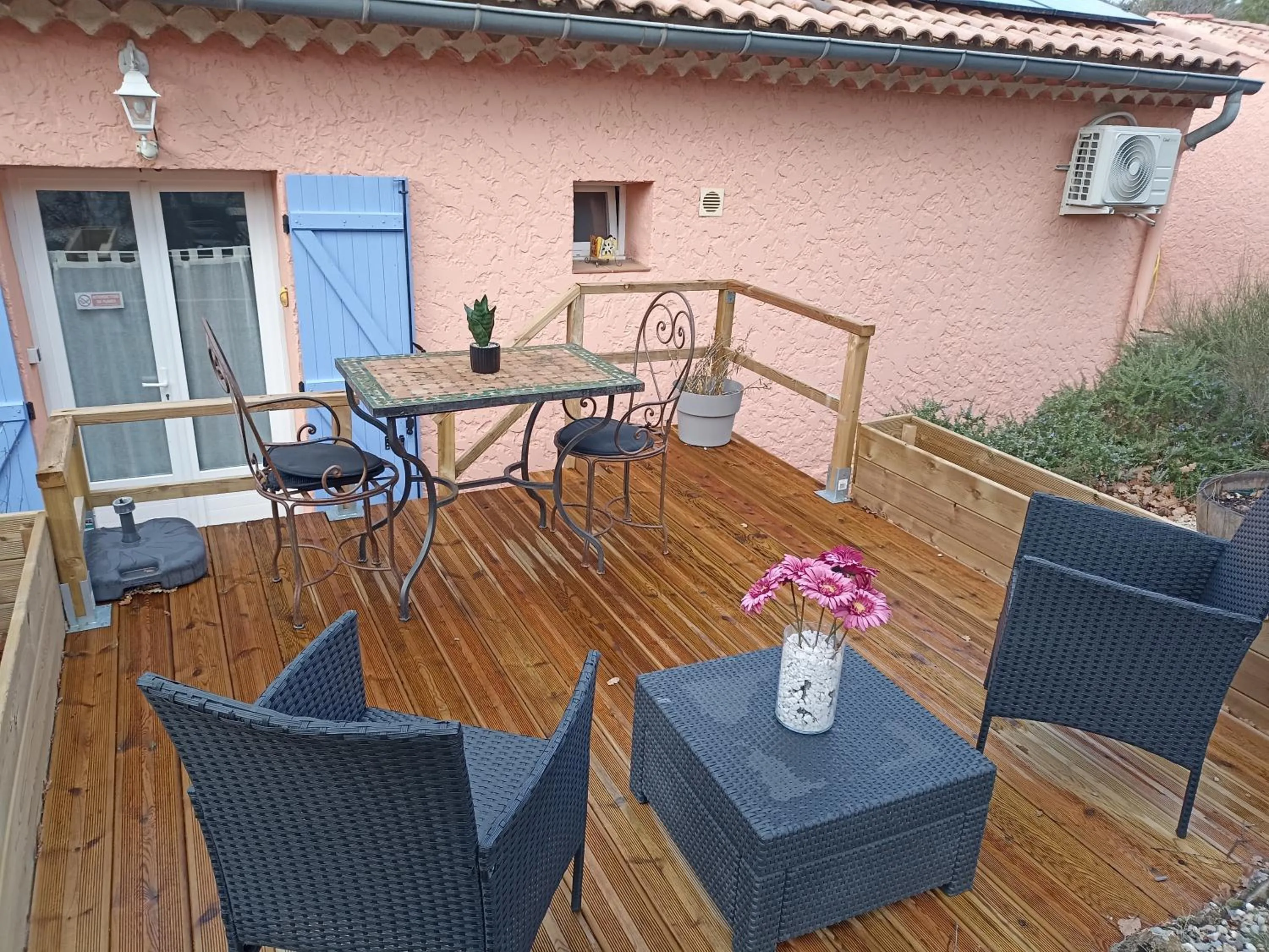 Patio in " LE CHABASSOLE " CHAMBRES D'HÔTES - GORGES du VERDON