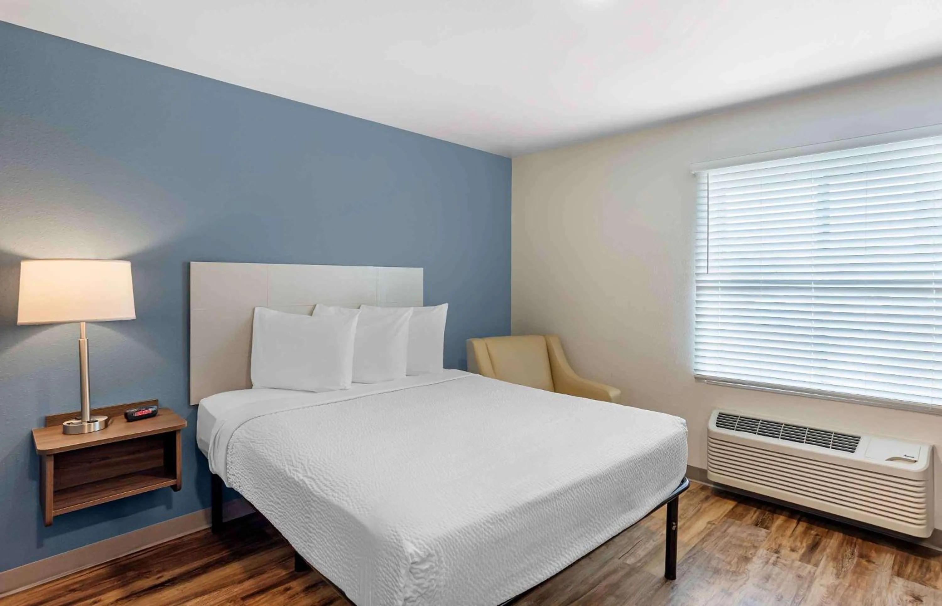 Bedroom, Bed in Extended Stay America Suites - Philadelphia - Plymouth Meeting - West
