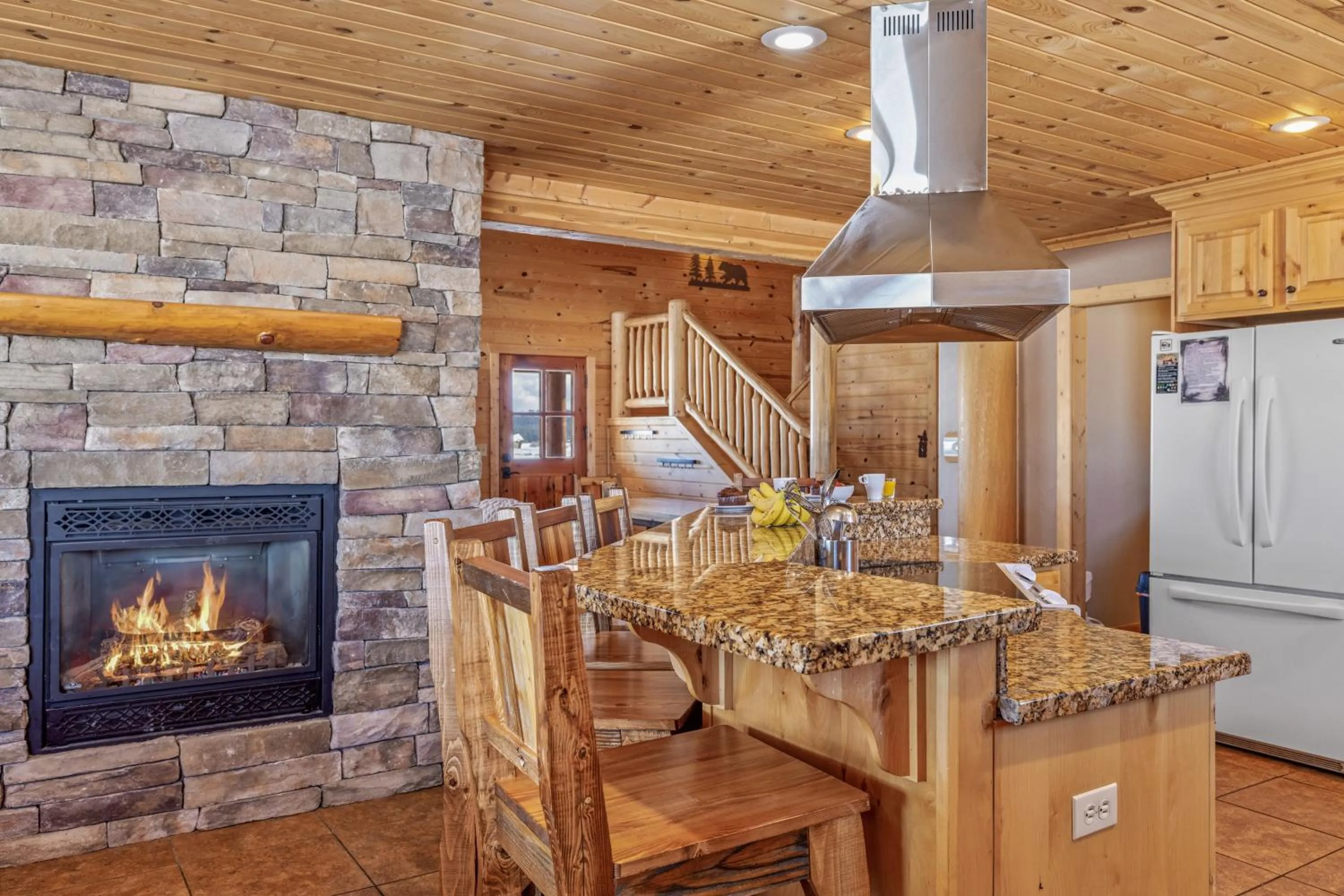 Liberty Lodge by KABINO Hot Tub Air Hockey 3 Living Rooms 7 bedrooms Boat Launch Reservoir ATV Snowmobile Trails WiFi