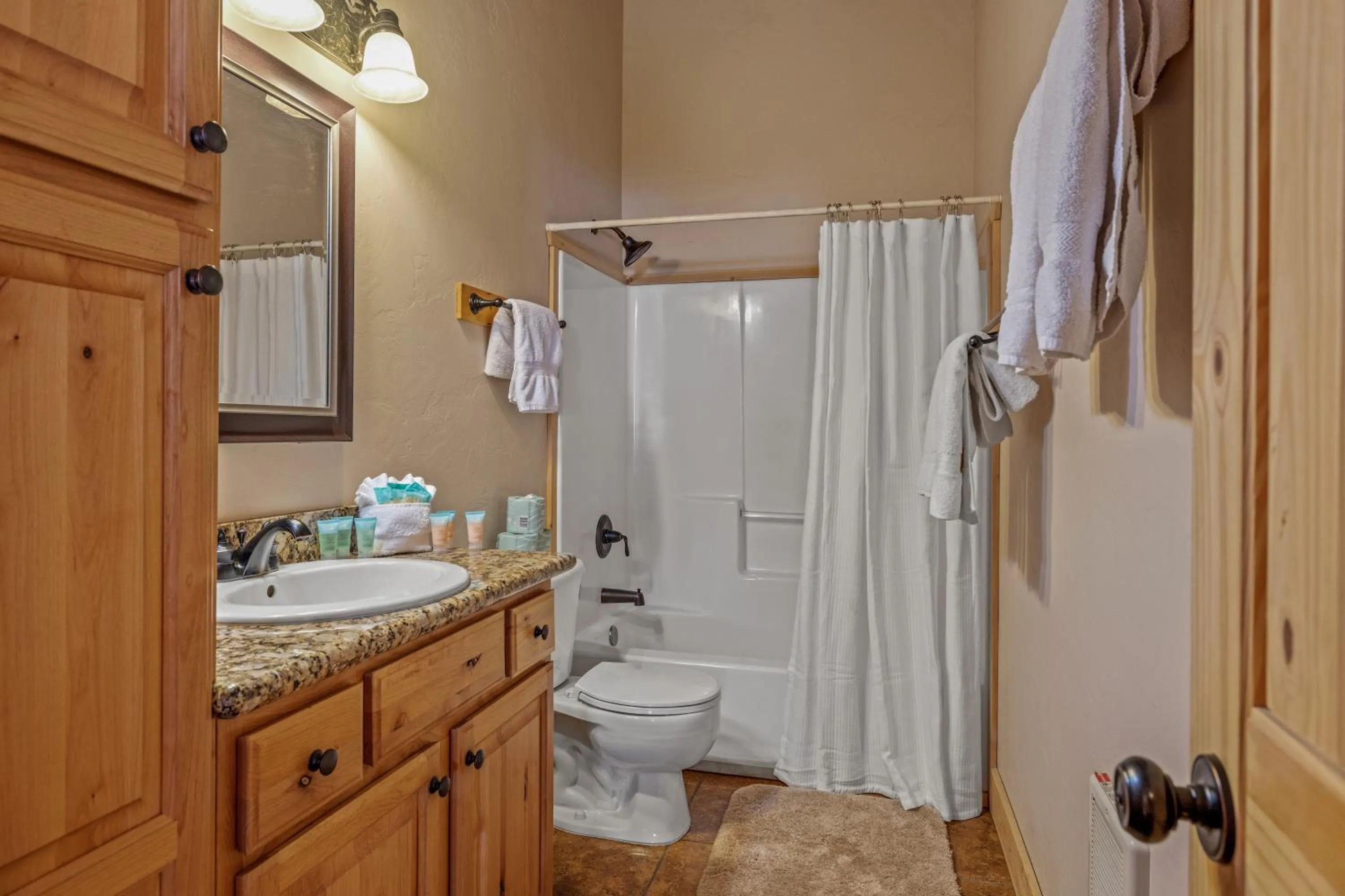 Liberty Lodge by KABINO Hot Tub Air Hockey 3 Living Rooms 7 bedrooms Boat Launch Reservoir ATV Snowmobile Trails WiFi