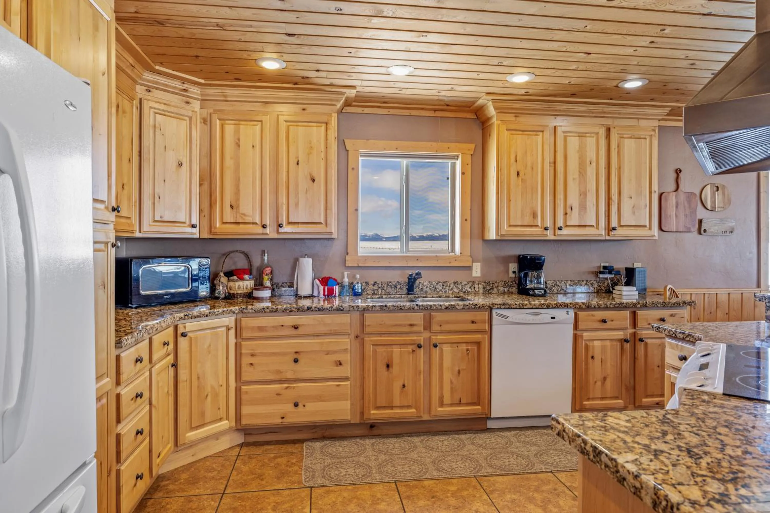 Liberty Lodge by KABINO Hot Tub Air Hockey 3 Living Rooms 7 bedrooms Boat Launch Reservoir ATV Snowmobile Trails WiFi