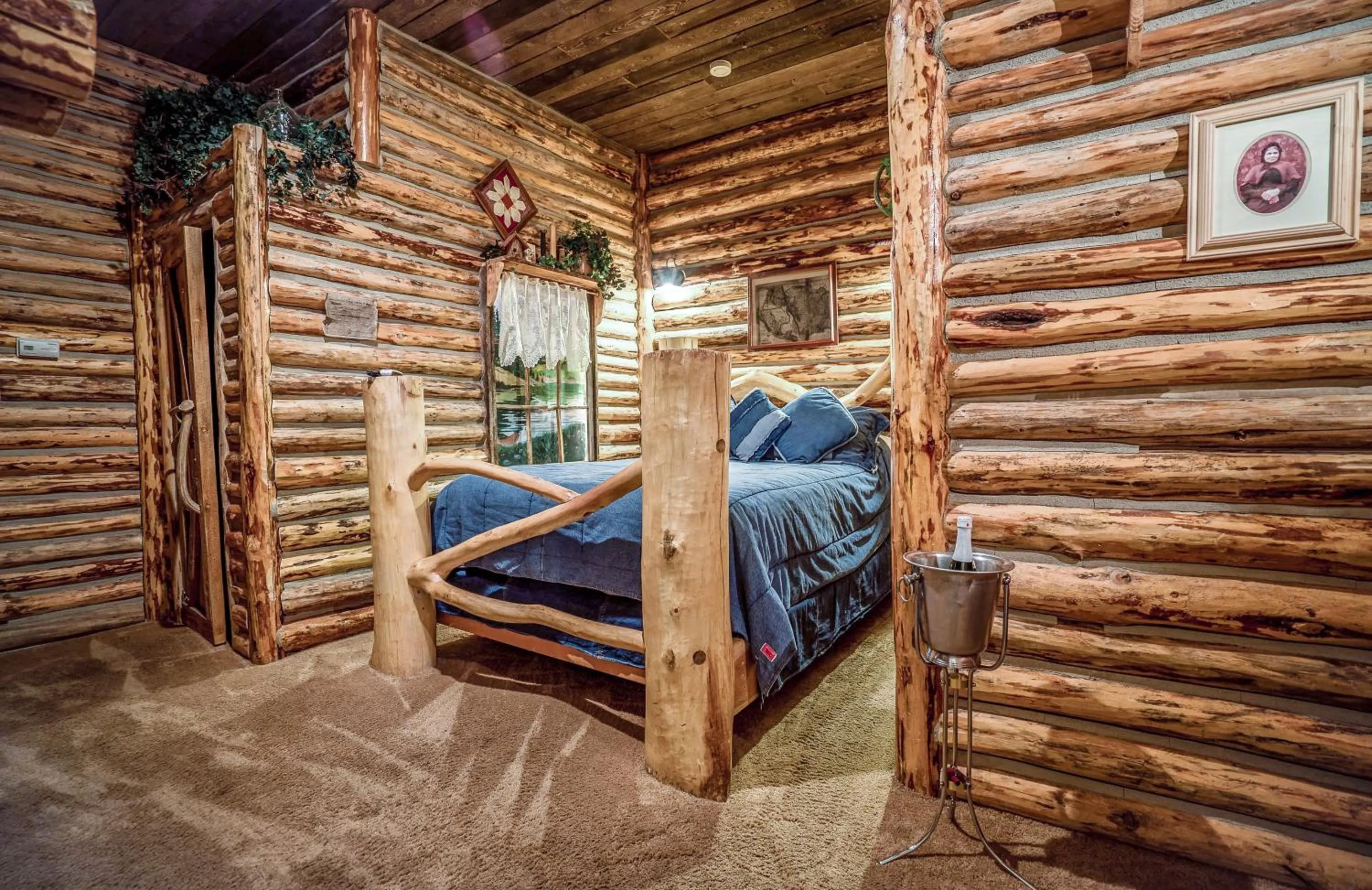 Bedroom, Bed in The Anniversary Inn - Fifth South