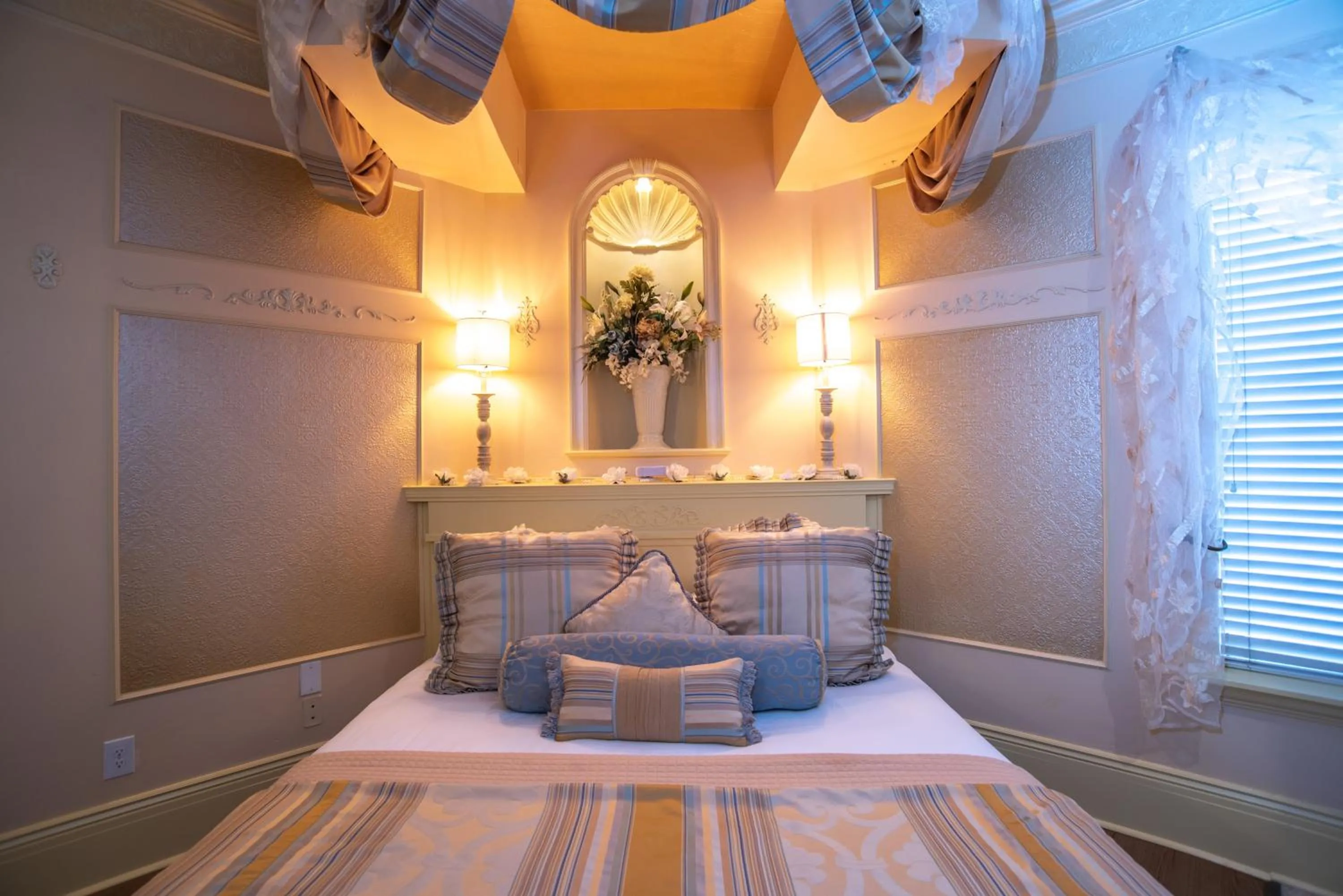 Bed in The Anniversary Inn - Fifth South