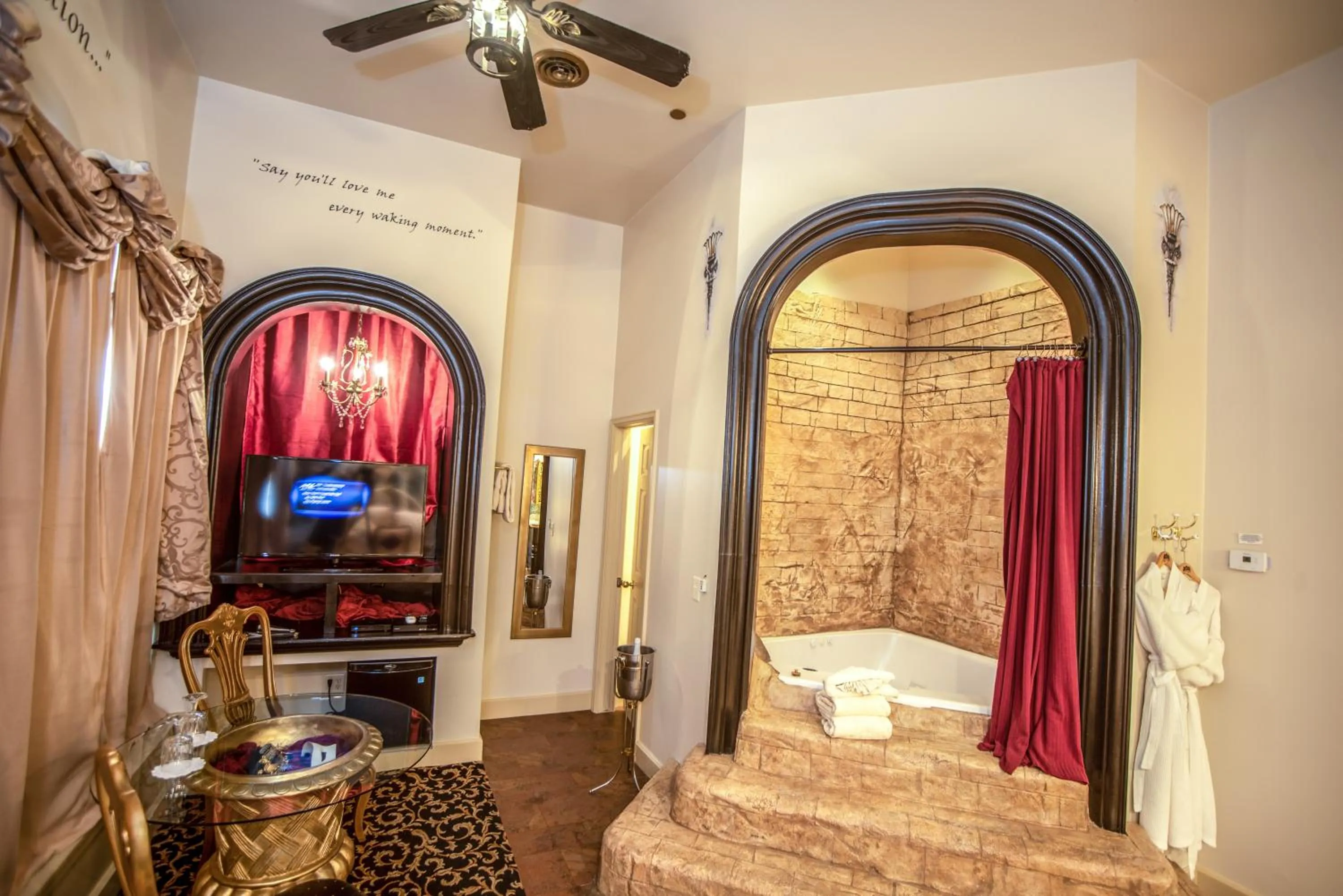 Photo of the whole room in The Anniversary Inn - Fifth South