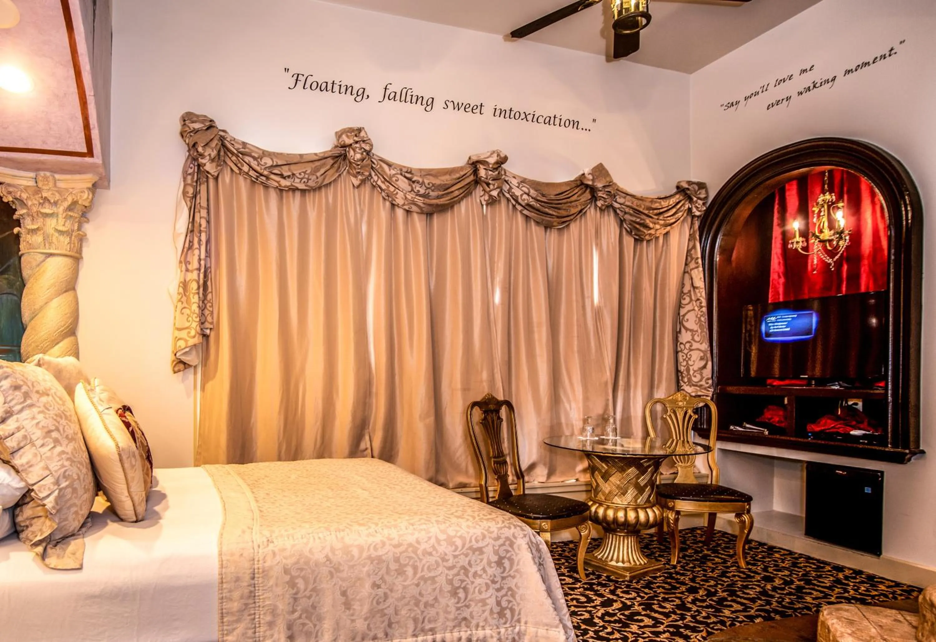 Bedroom, Bed in The Anniversary Inn - Fifth South