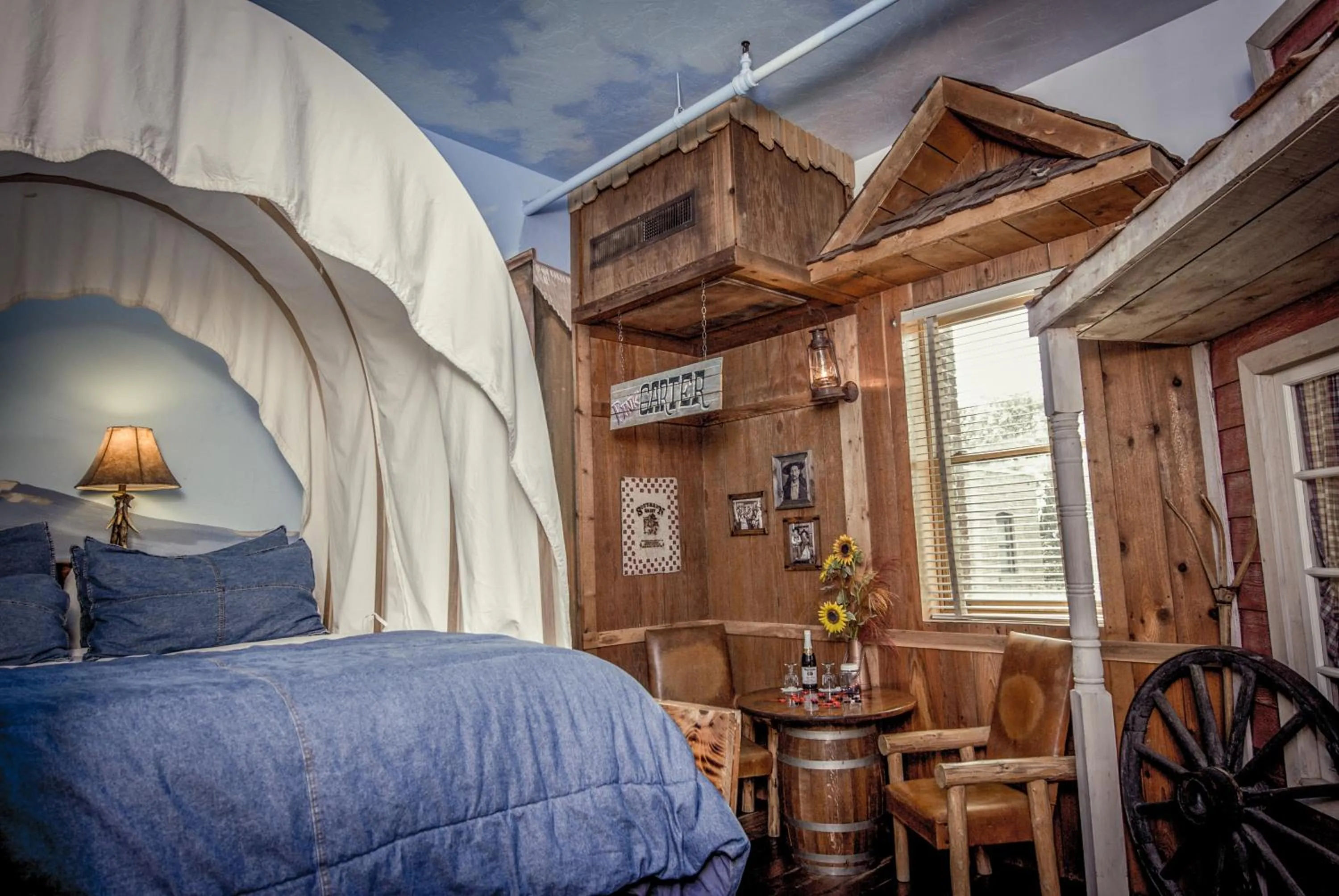 Seating area, Bed in The Anniversary Inn - Fifth South