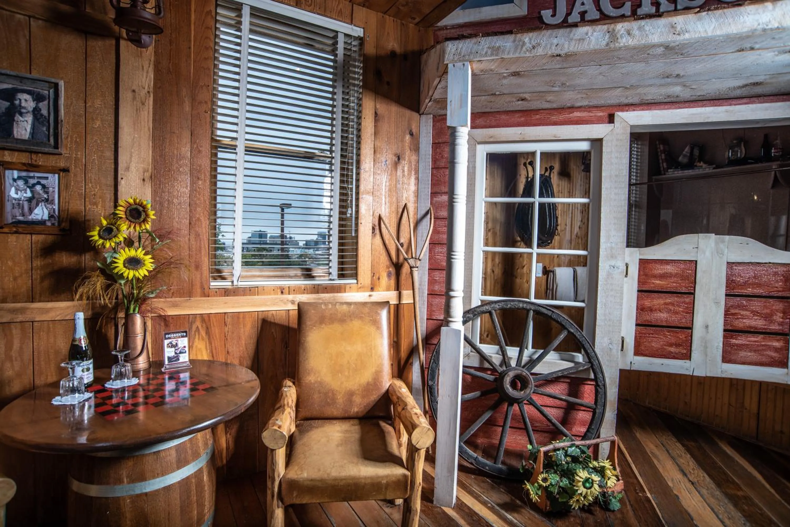 Seating area in The Anniversary Inn - Fifth South