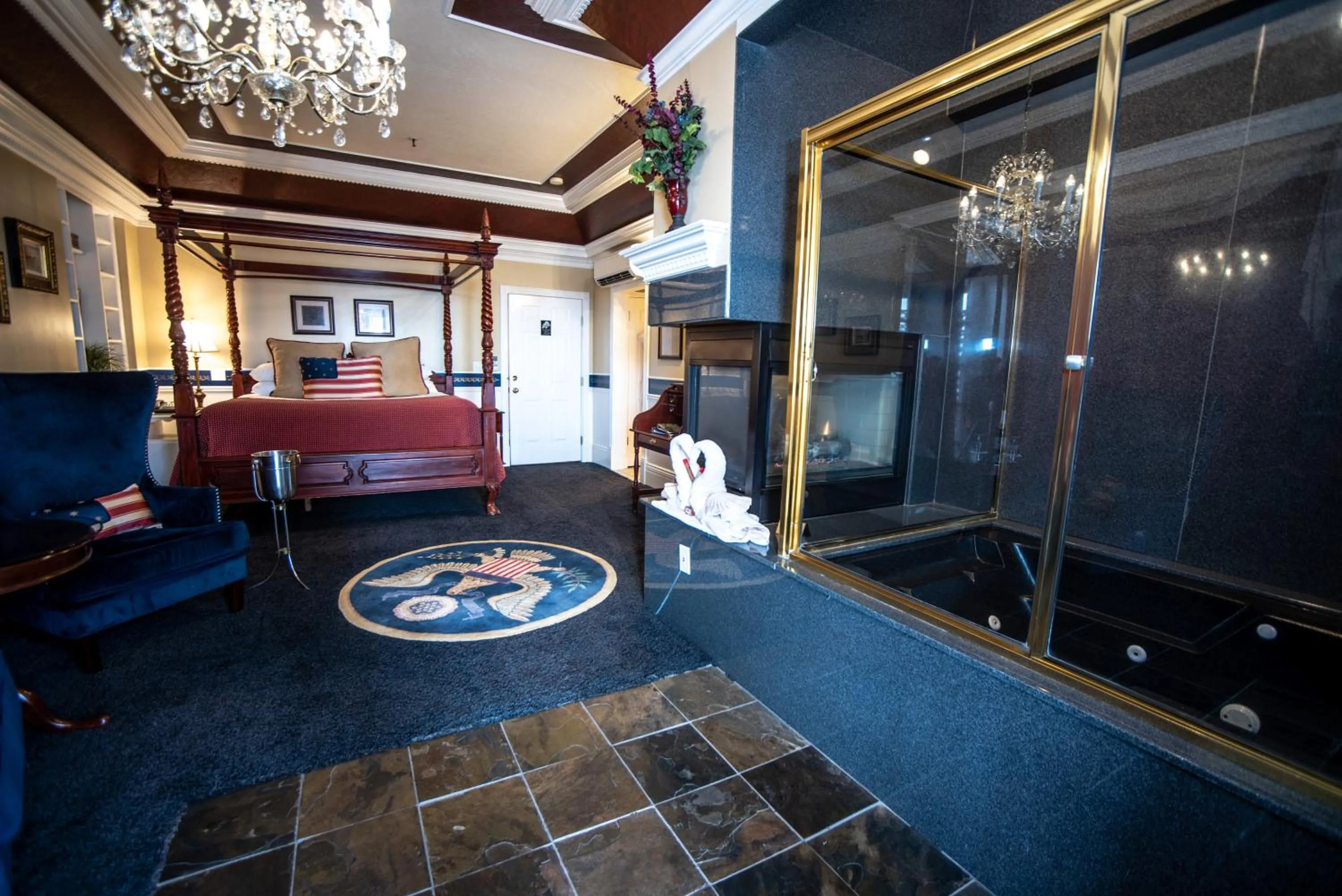 Photo of the whole room, Bed in The Anniversary Inn - Fifth South