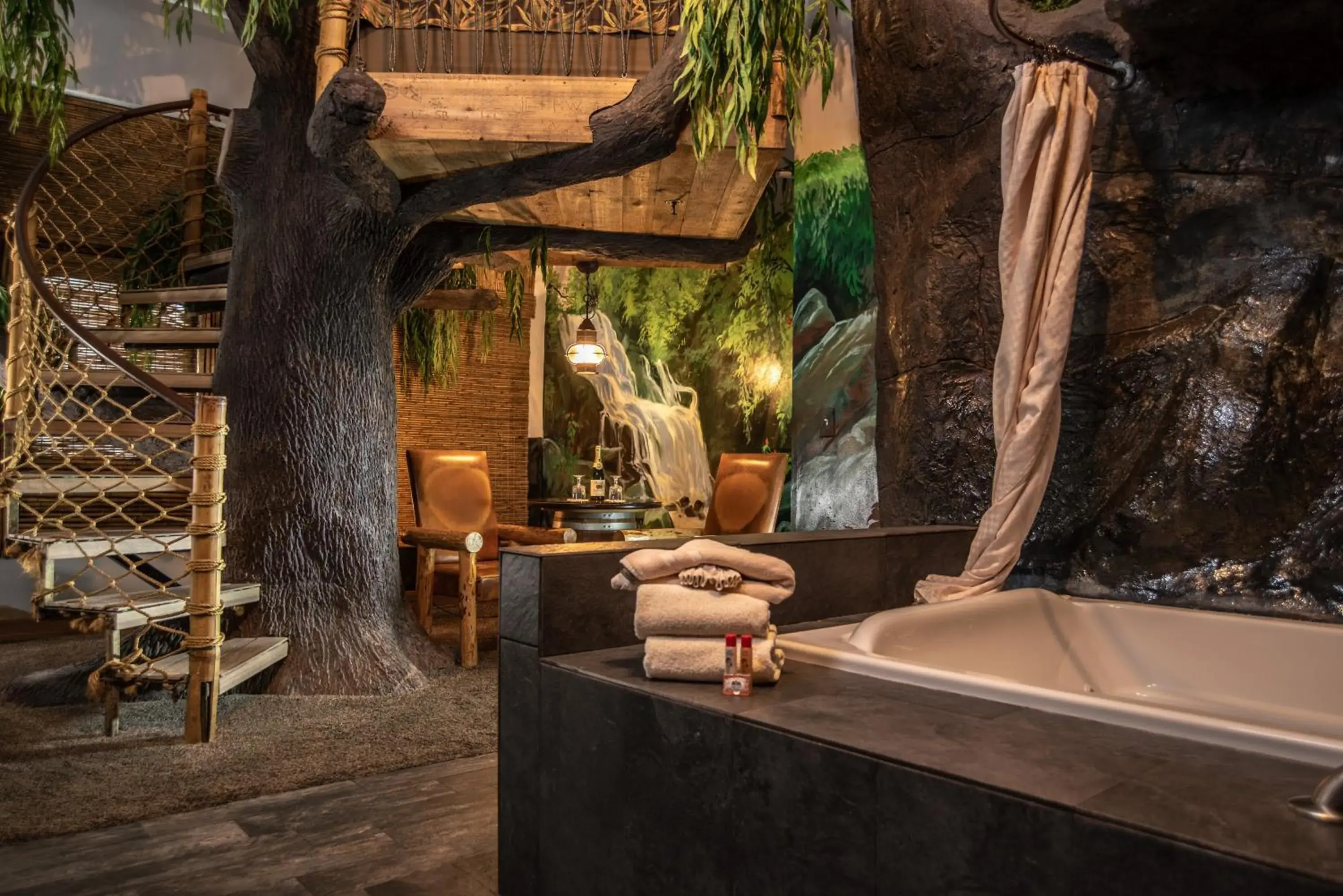 King Room with Pool View in The Anniversary Inn - Fifth South King Room with Pool View in The Anniversary Inn - Fifth South